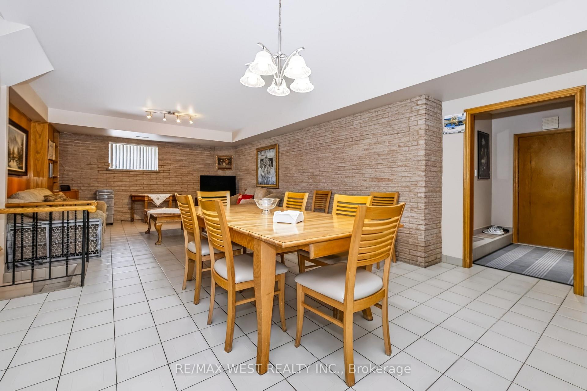 Photo 9 of 254 Maple Leaf Drive, North York, Rustic — HOMEH