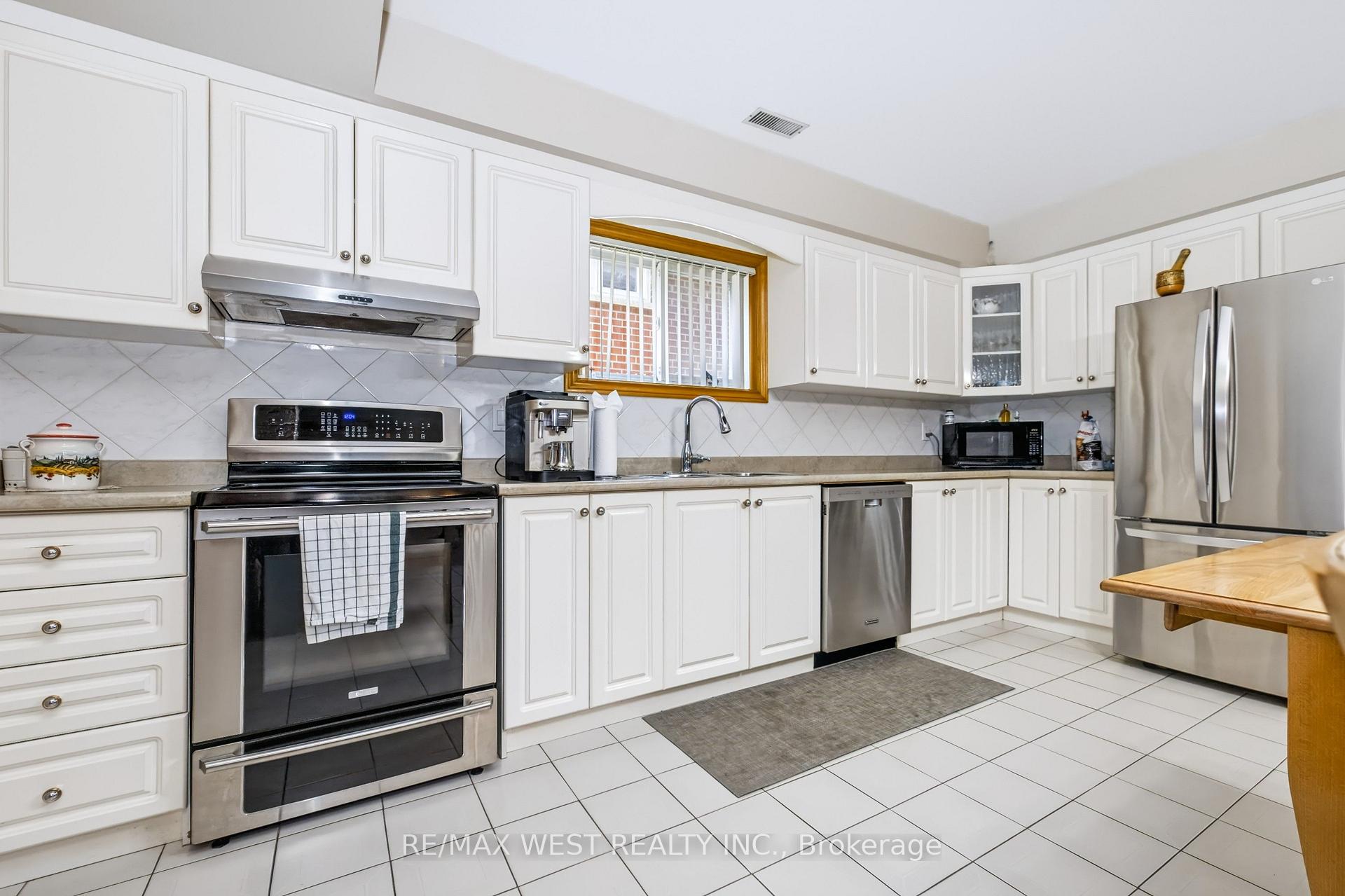 Photo 10 of 254 Maple Leaf Drive, North York, Rustic — HOMEH