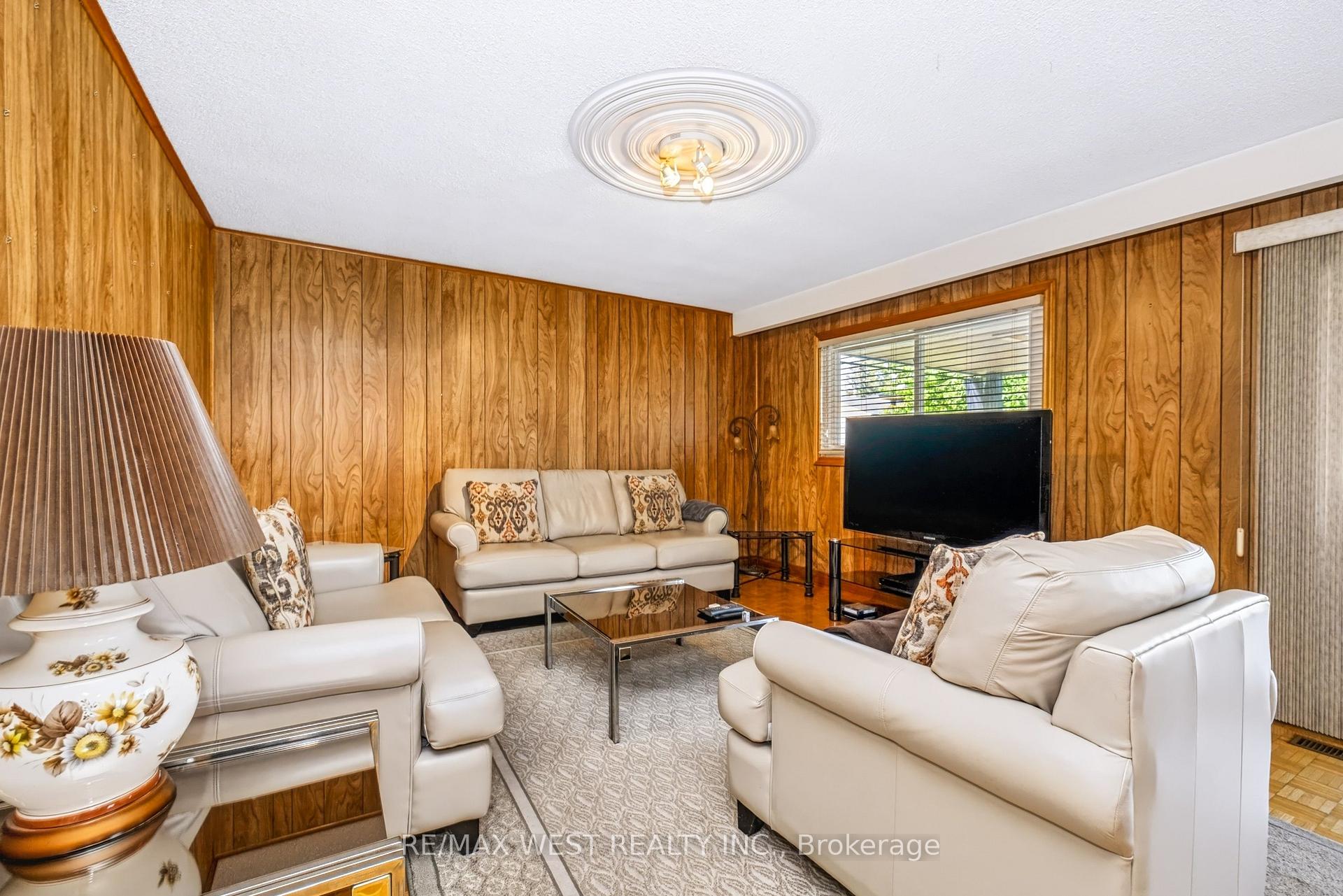 Photo 12 of 254 Maple Leaf Drive, North York, Rustic — HOMEH