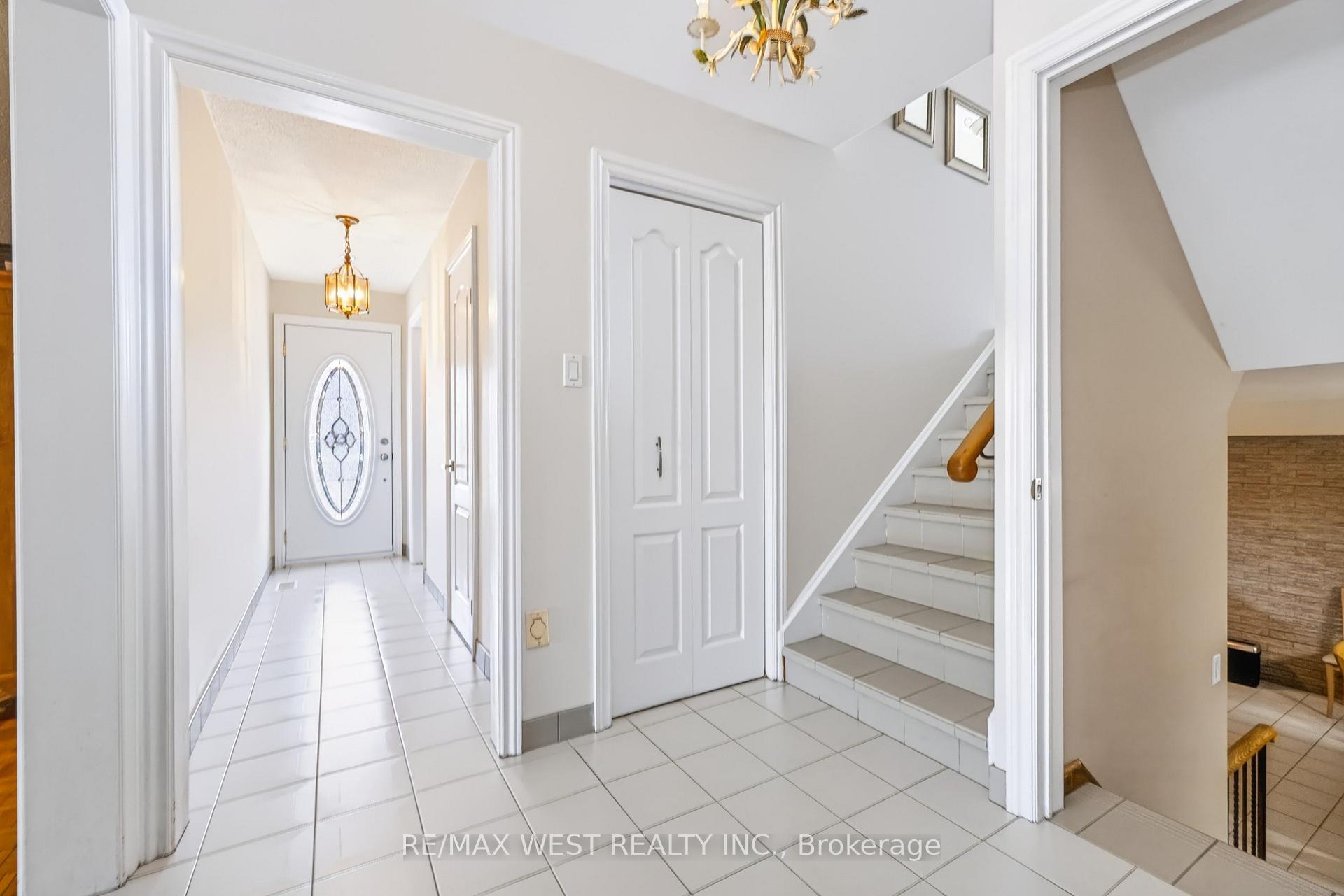 Photo 15 of 254 Maple Leaf Drive, North York, Rustic — HOMEH