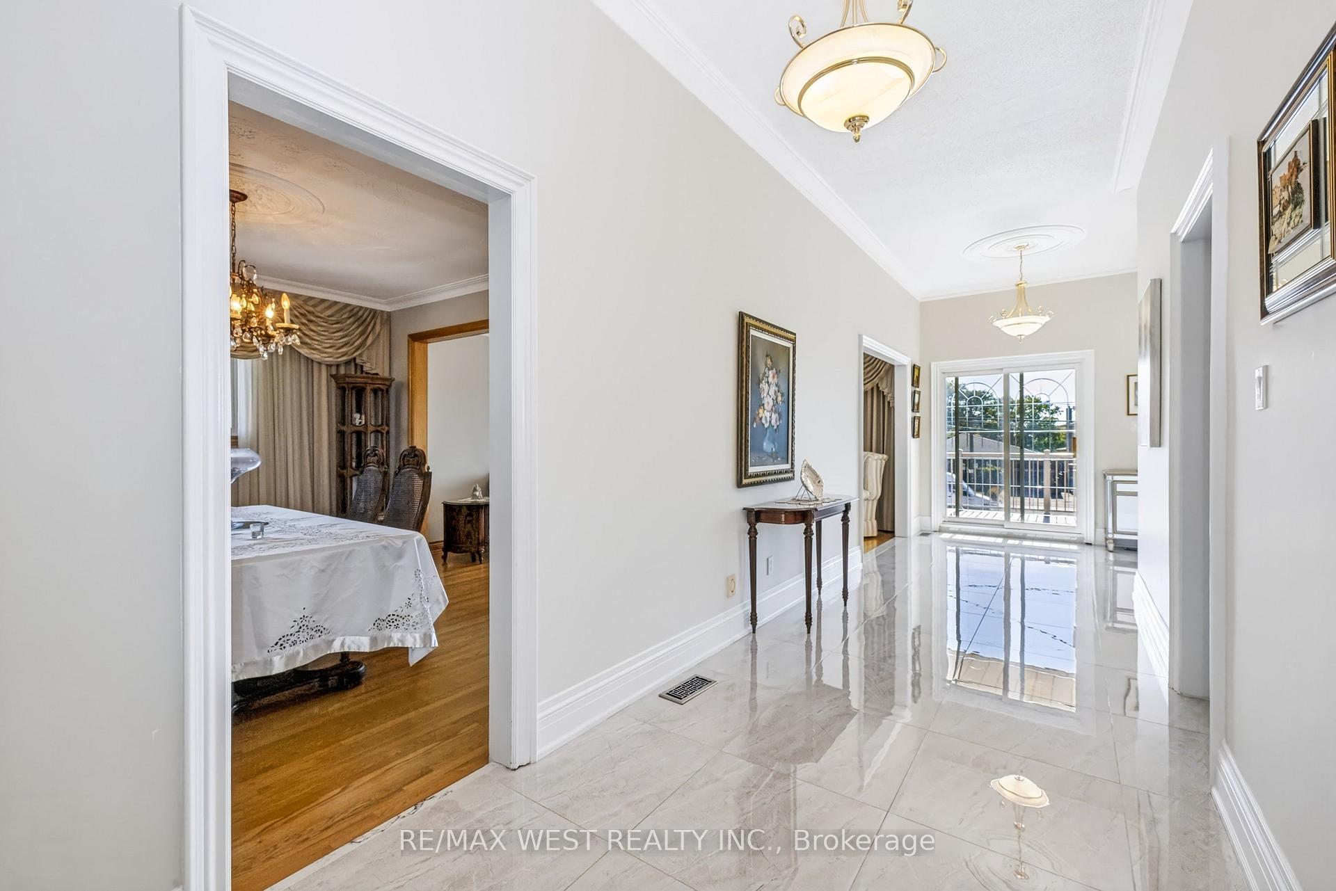 Photo 16 of 254 Maple Leaf Drive, North York, Rustic — HOMEH