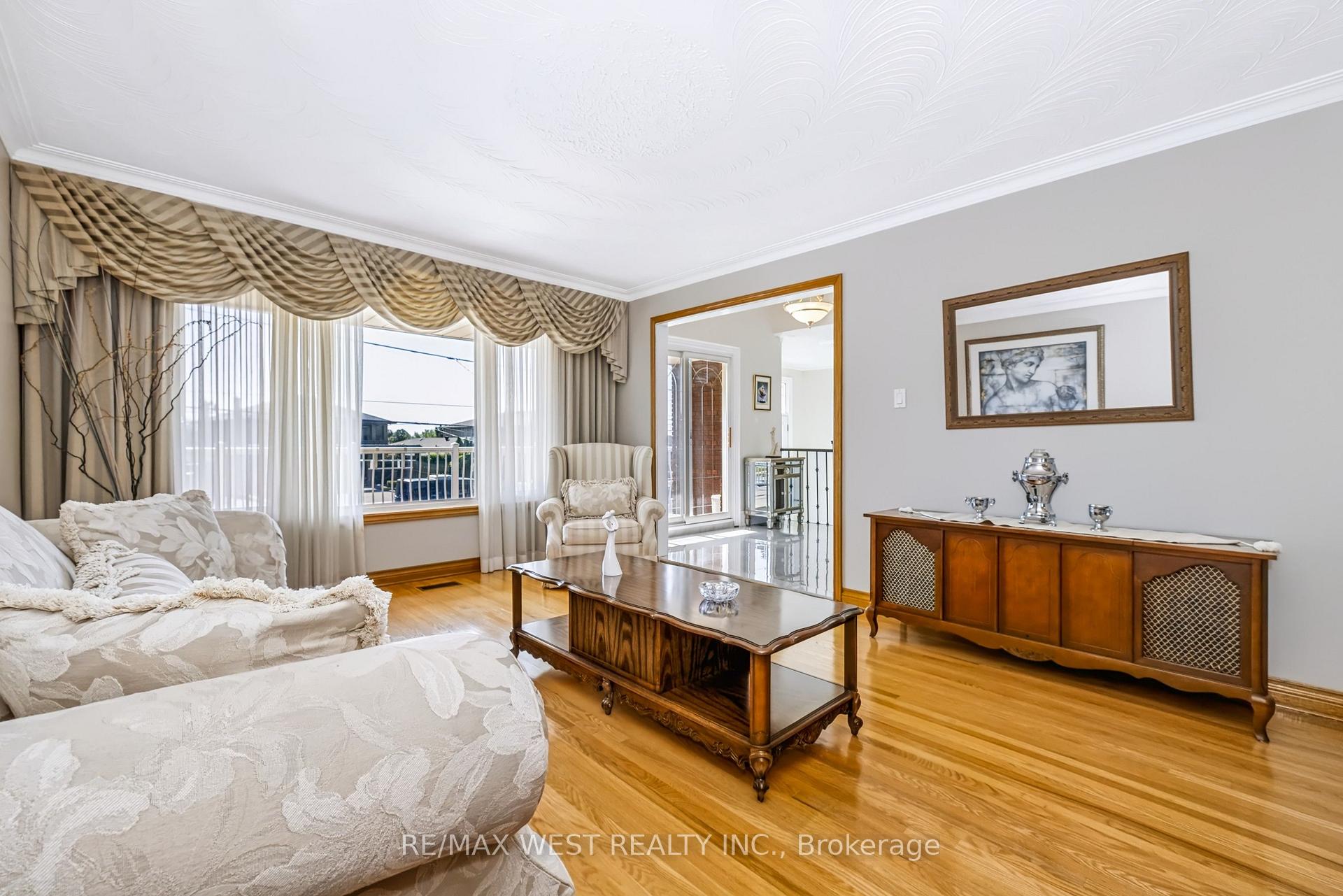 Photo 18 of 254 Maple Leaf Drive, North York, Rustic — HOMEH