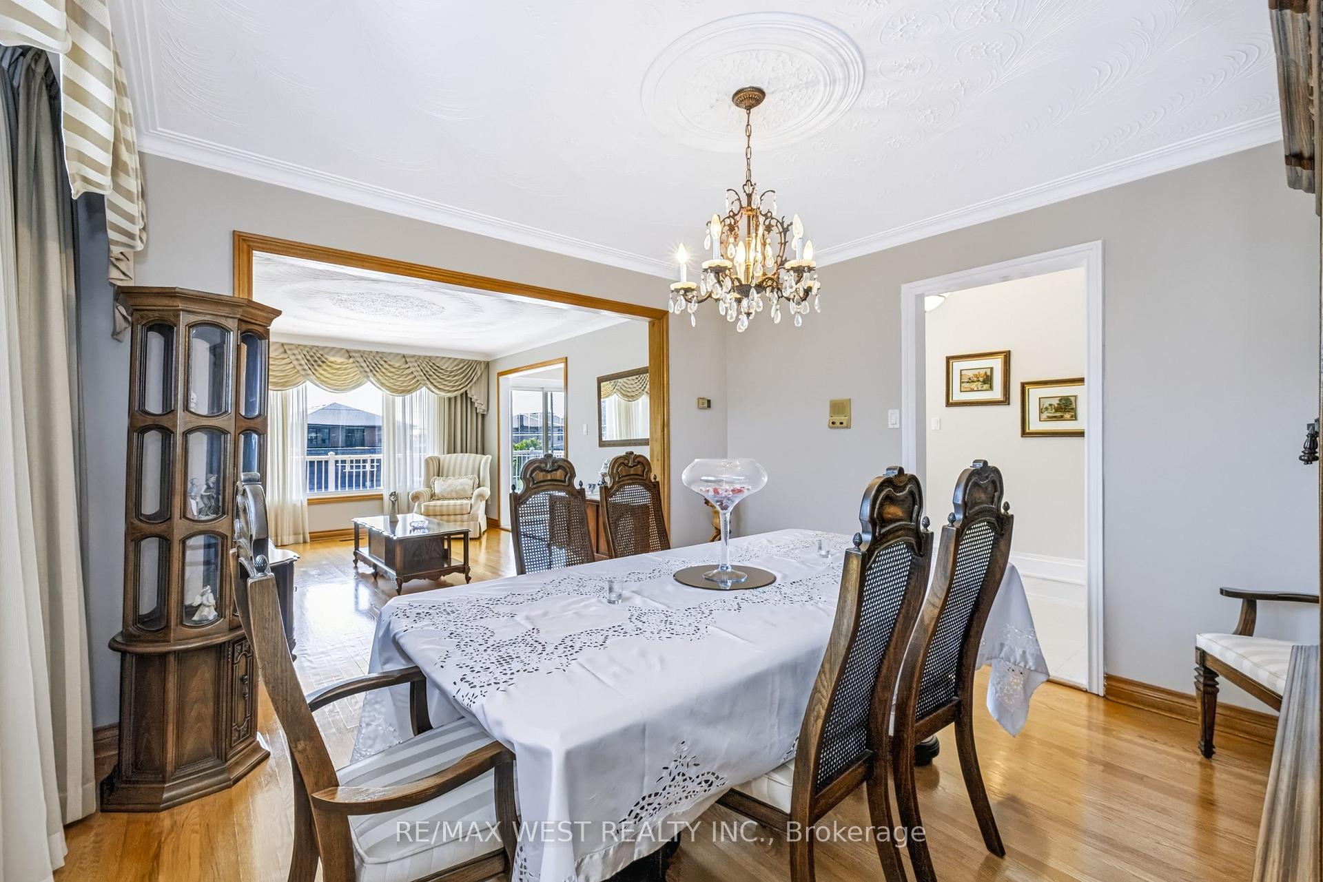 Photo 20 of 254 Maple Leaf Drive, North York, Rustic — HOMEH