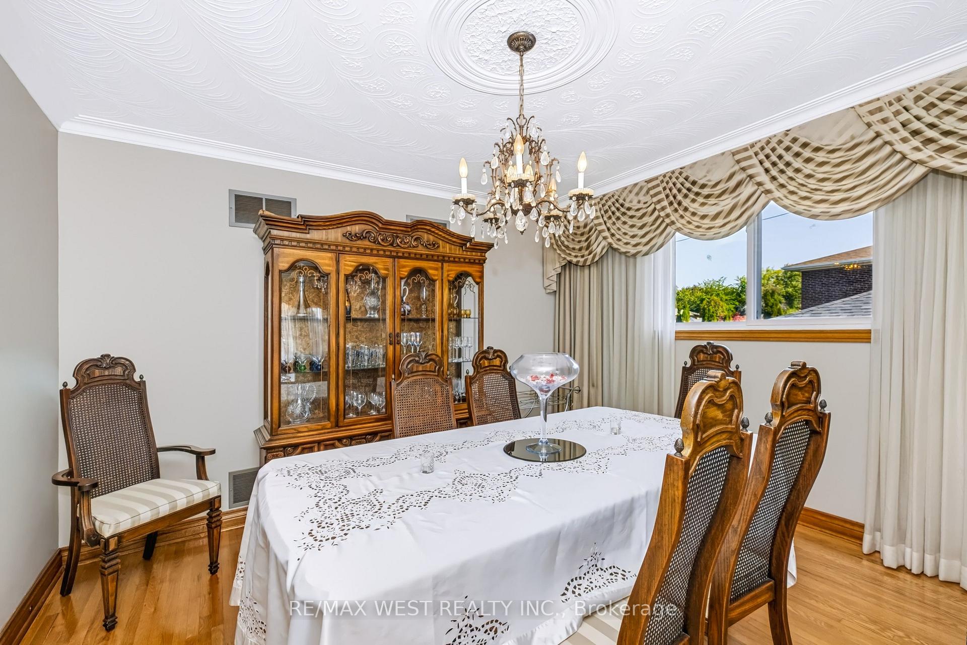 Photo 21 of 254 Maple Leaf Drive, North York, Rustic — HOMEH