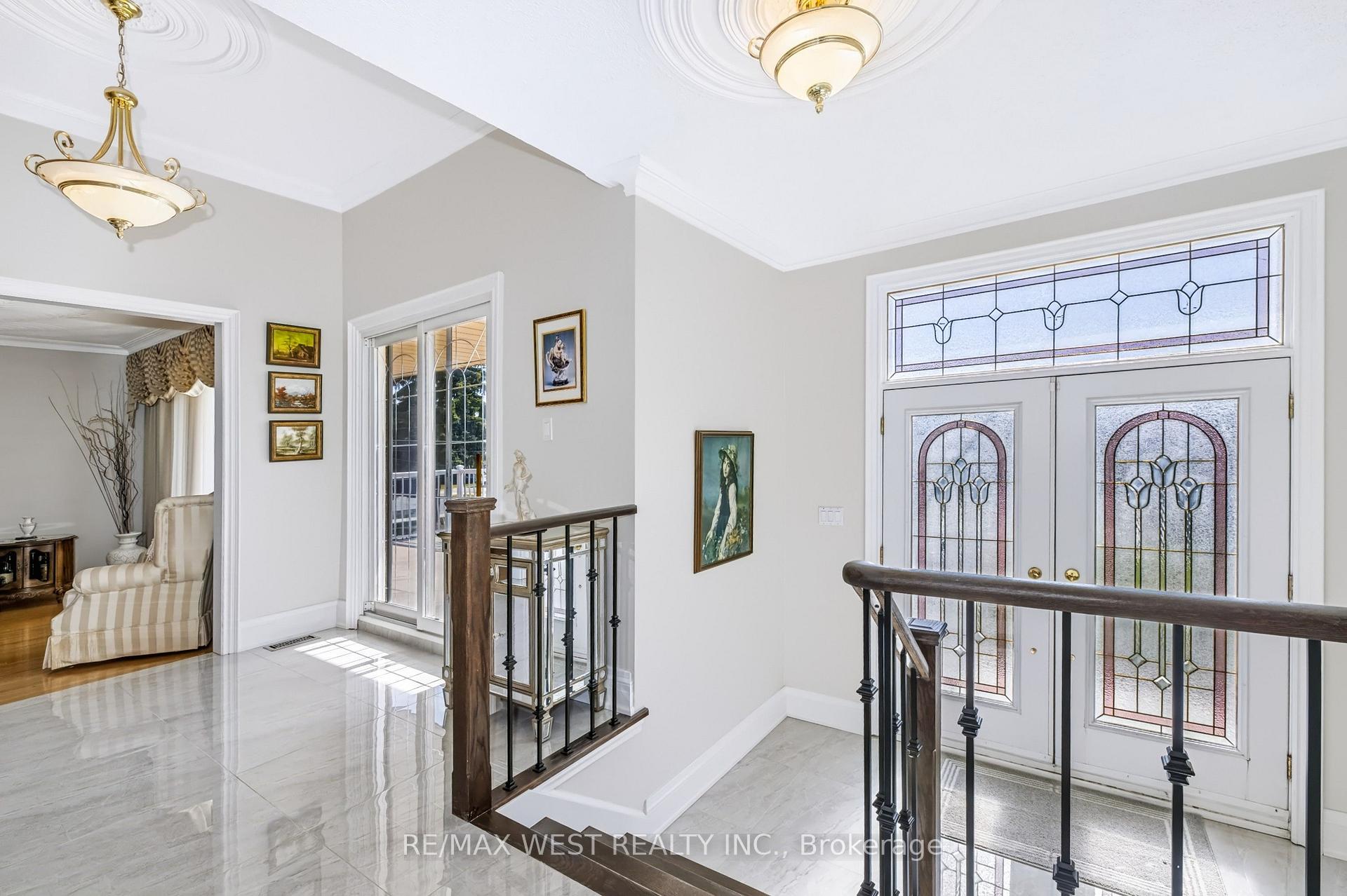 Photo 23 of 254 Maple Leaf Drive, North York, Rustic — HOMEH