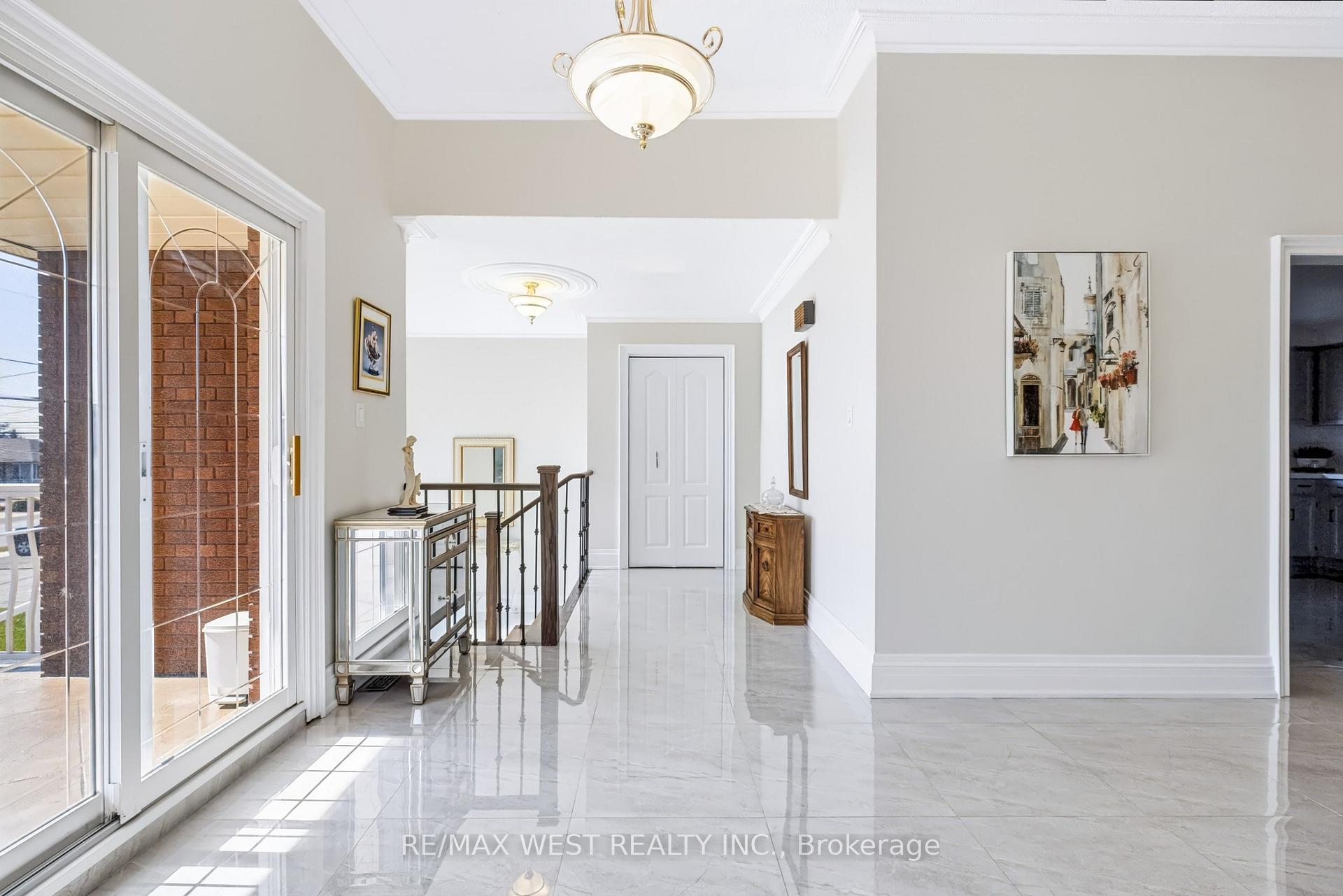 Photo 24 of 254 Maple Leaf Drive, North York, Rustic — HOMEH