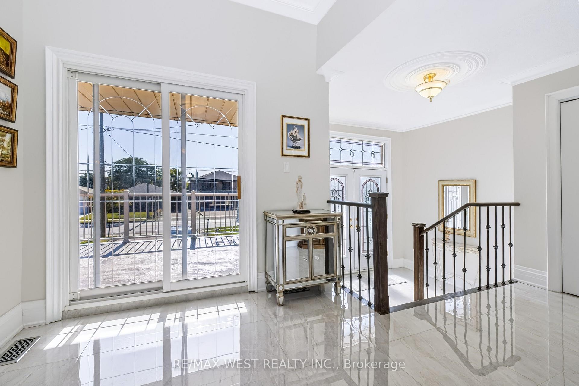 Photo 25 of 254 Maple Leaf Drive, North York, Rustic — HOMEH