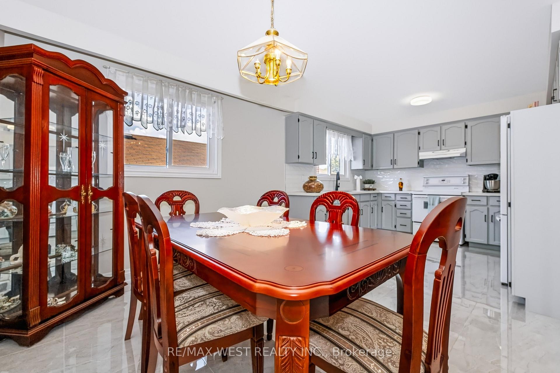Photo 29 of 254 Maple Leaf Drive, North York, Rustic — HOMEH