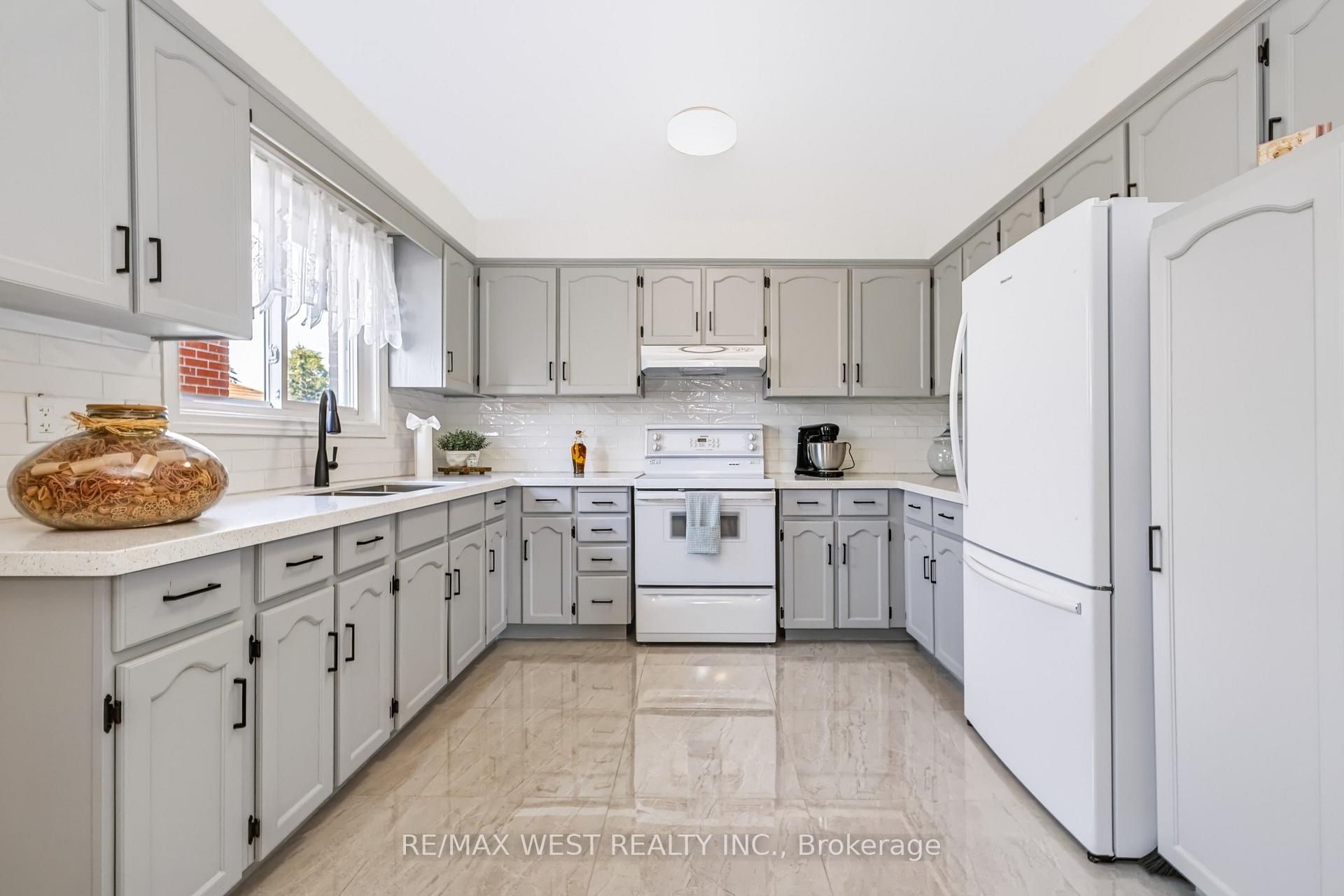 Photo 30 of 254 Maple Leaf Drive, North York, Rustic — HOMEH