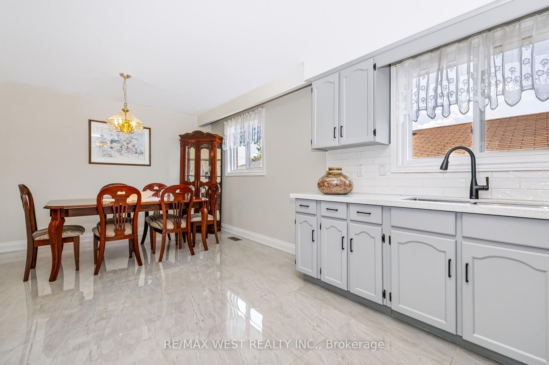Photo 31 of 254 Maple Leaf Drive, North York, Rustic — HOMEH
