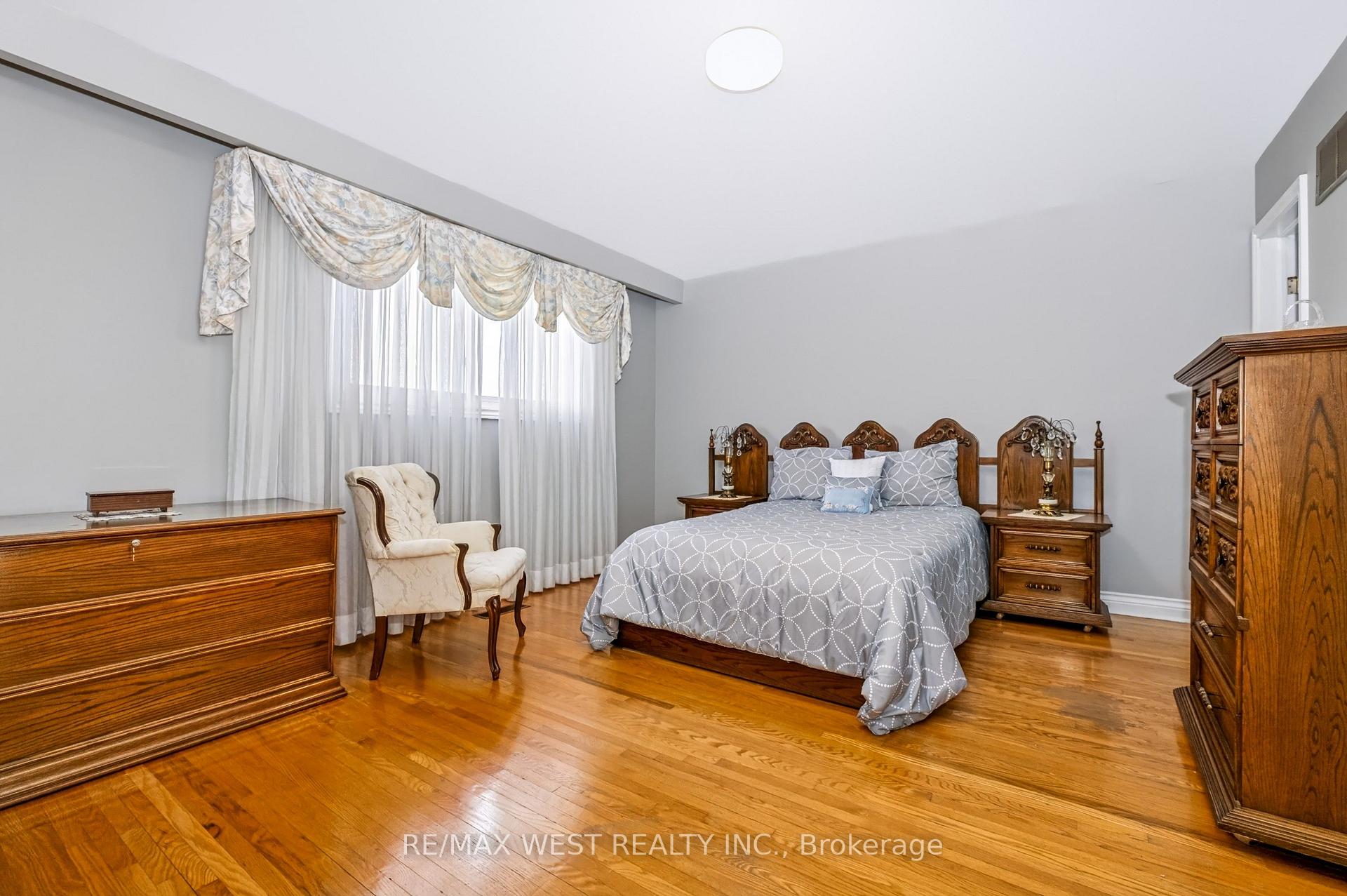 Photo 32 of 254 Maple Leaf Drive, North York, Rustic — HOMEH