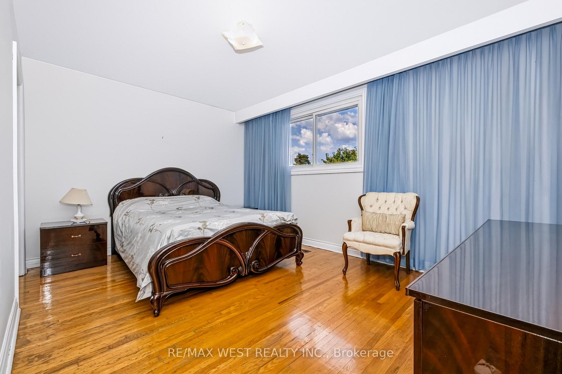 Photo 34 of 254 Maple Leaf Drive, North York, Rustic — HOMEH