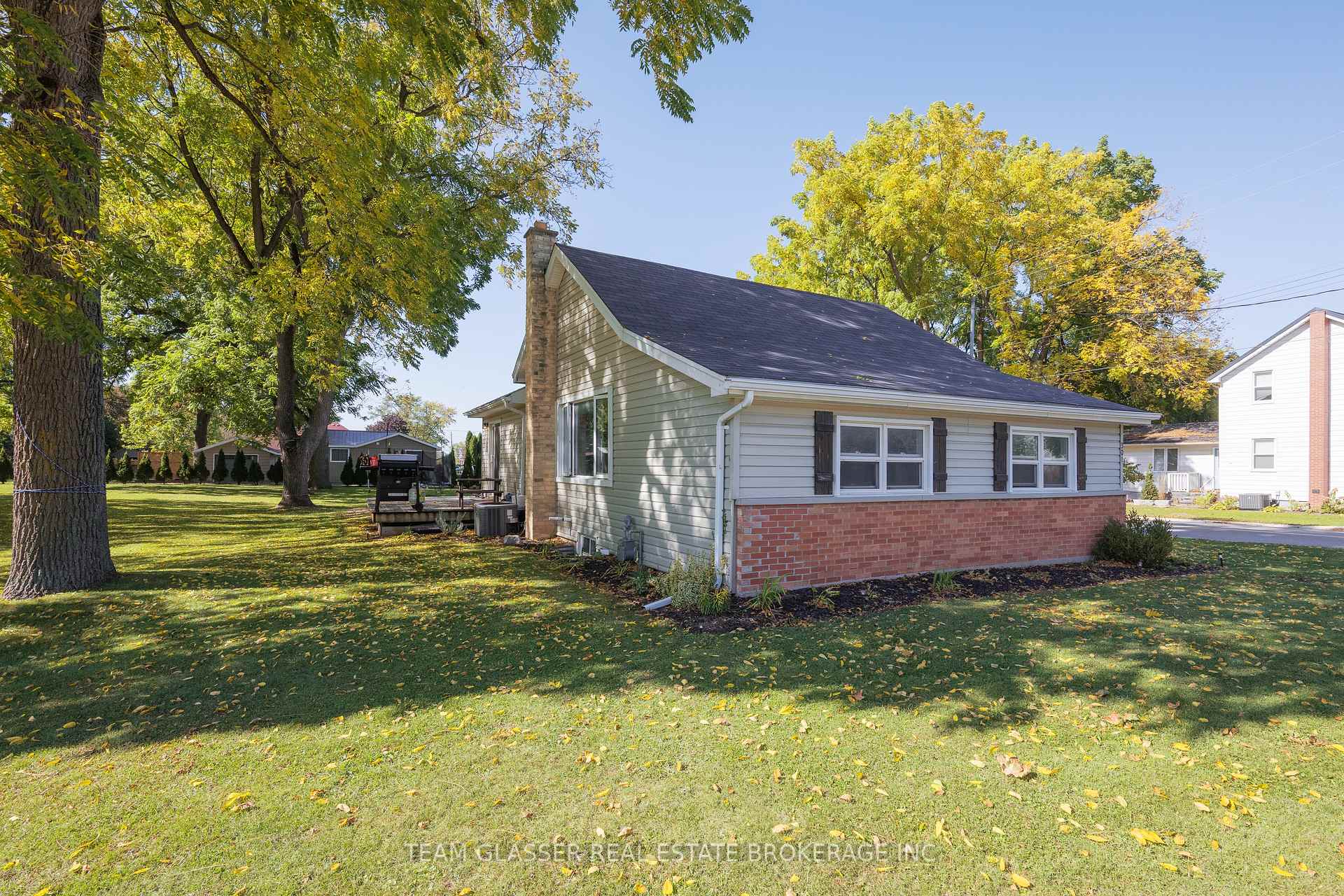 Photo 3 of 301 Main Street, North Middlesex, Parkhill — HOMEH