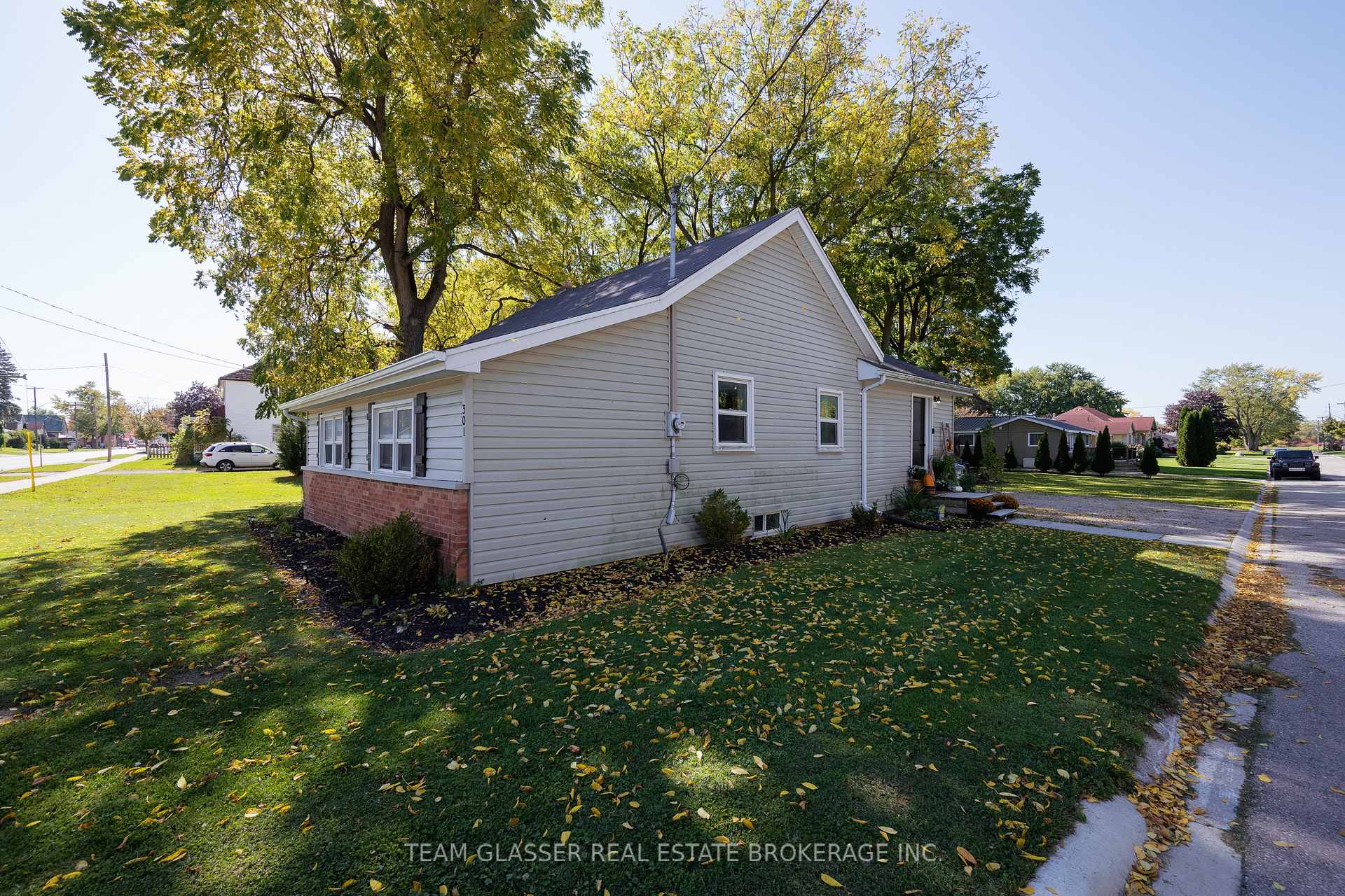Photo 10 of 301 Main Street, North Middlesex, Parkhill — HOMEH