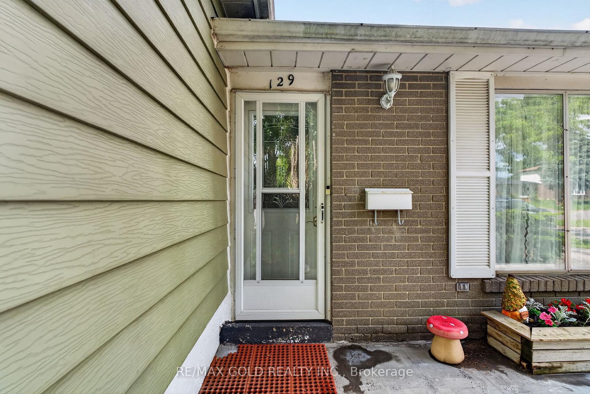 Photo 7 of 129 Folkstone Crescent, Brampton, Southgate — HOMEH