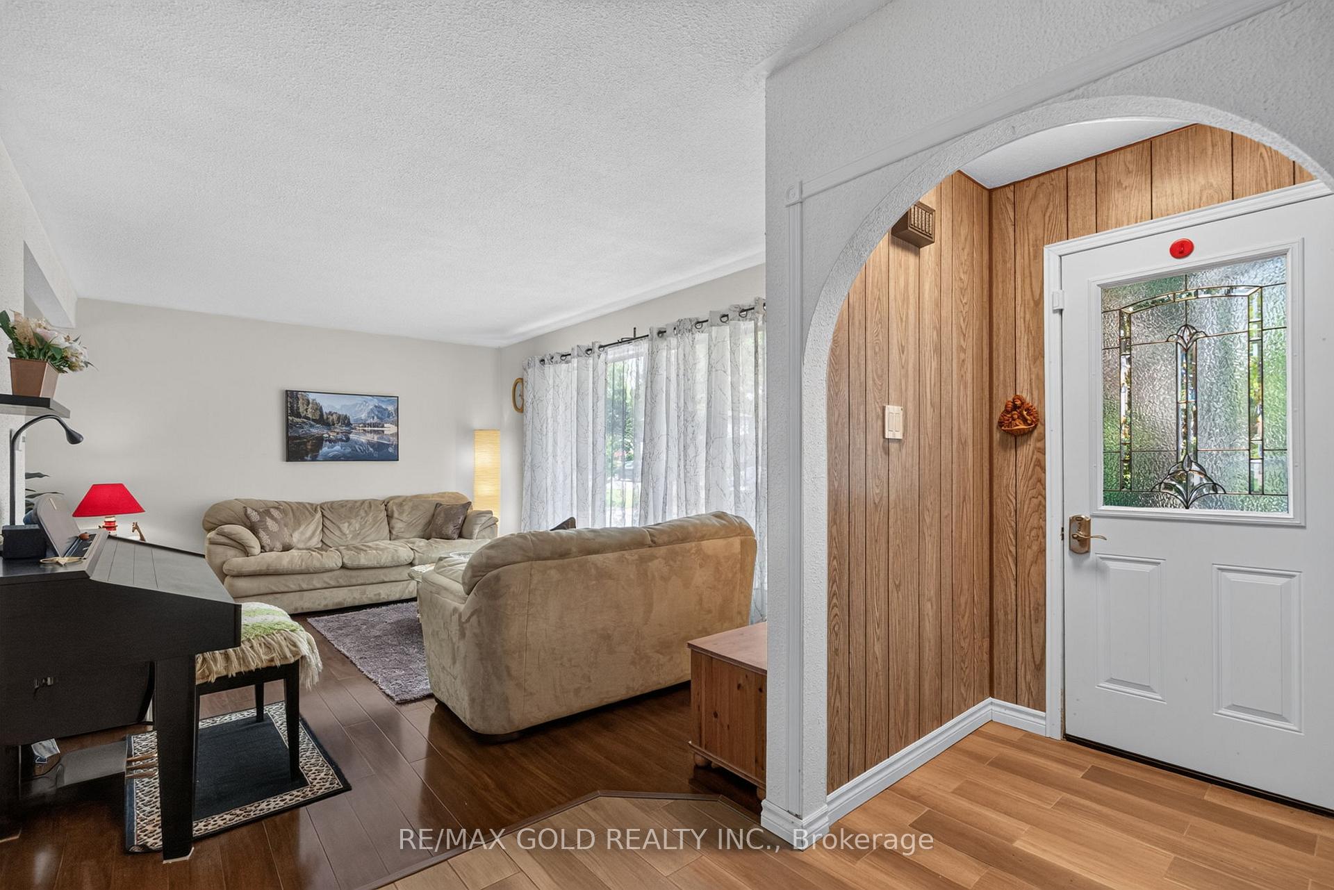 Photo 11 of 129 Folkstone Crescent, Brampton, Southgate — HOMEH