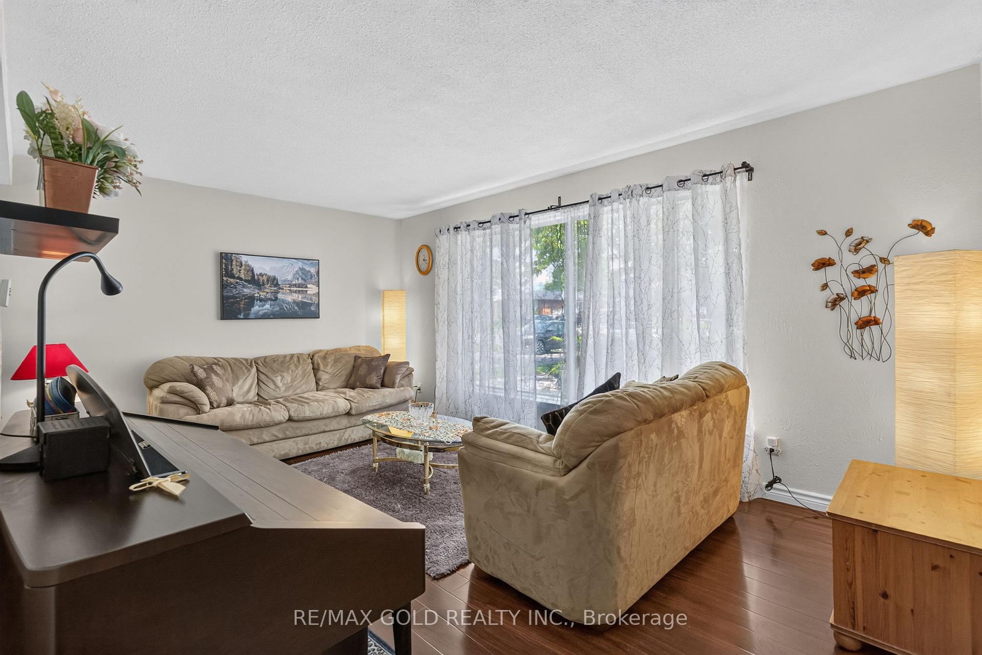 Photo 13 of 129 Folkstone Crescent, Brampton, Southgate — HOMEH