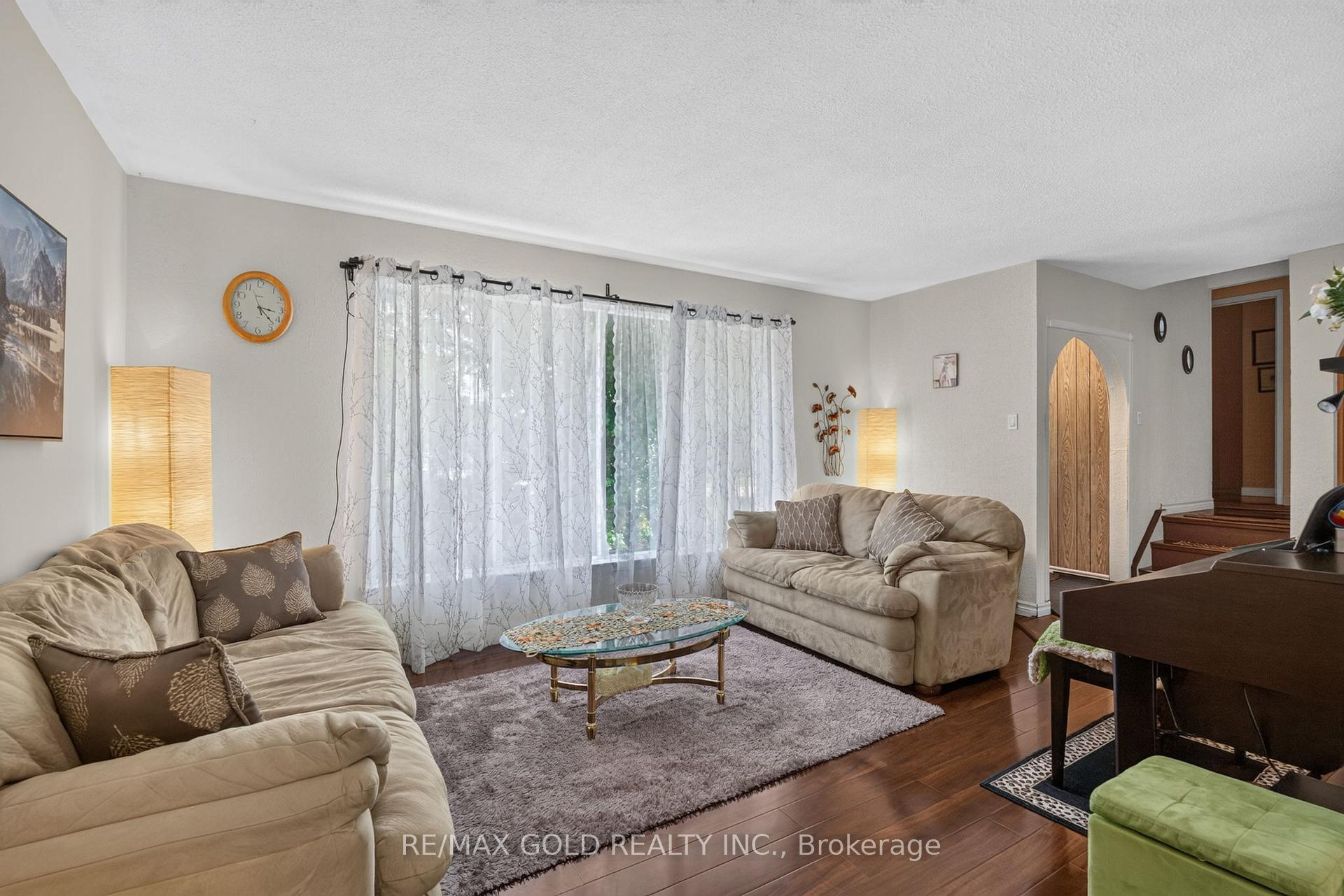 Photo 17 of 129 Folkstone Crescent, Brampton, Southgate — HOMEH