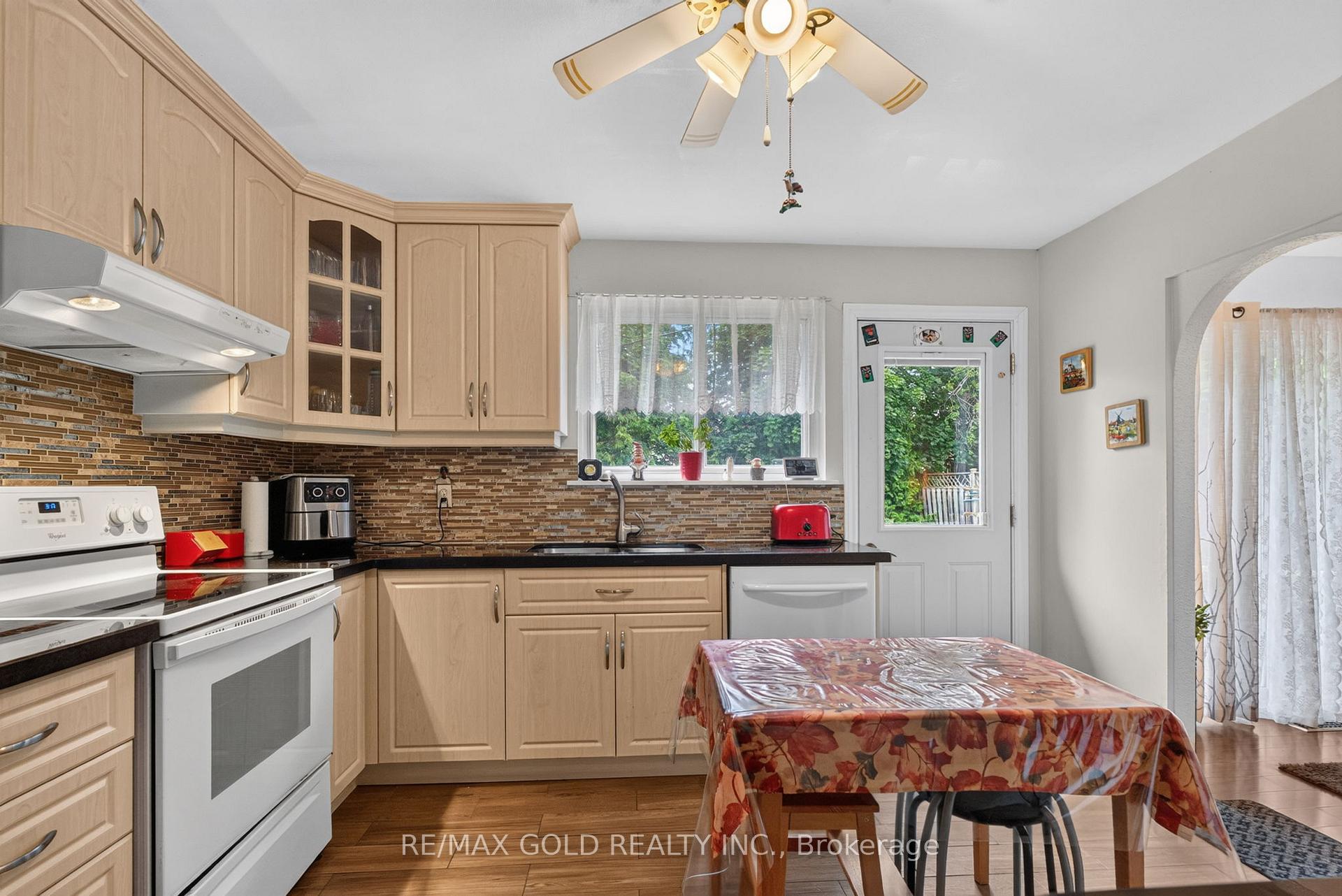 Photo 27 of 129 Folkstone Crescent, Brampton, Southgate — HOMEH