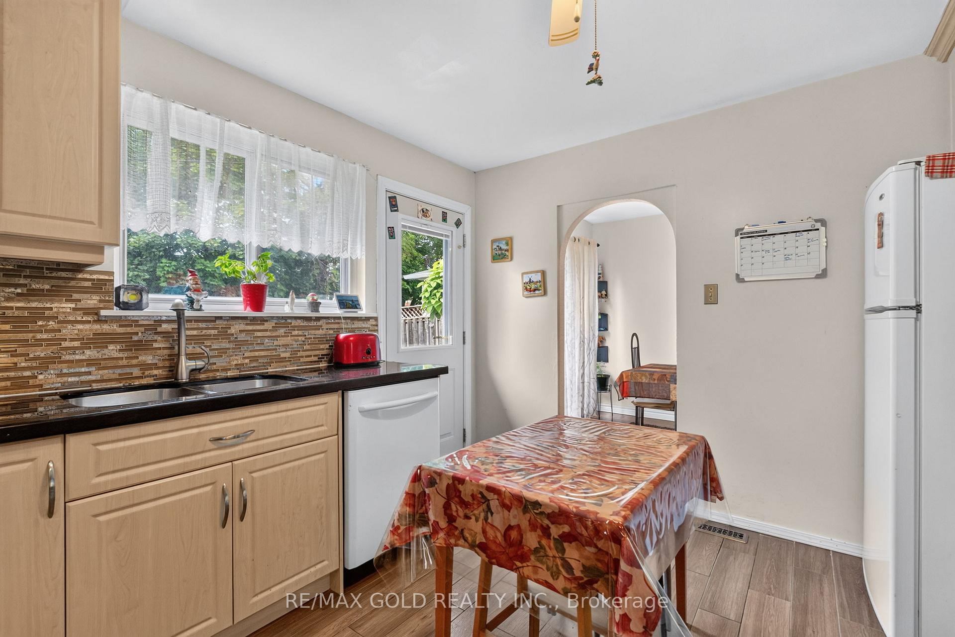 Photo 29 of 129 Folkstone Crescent, Brampton, Southgate — HOMEH