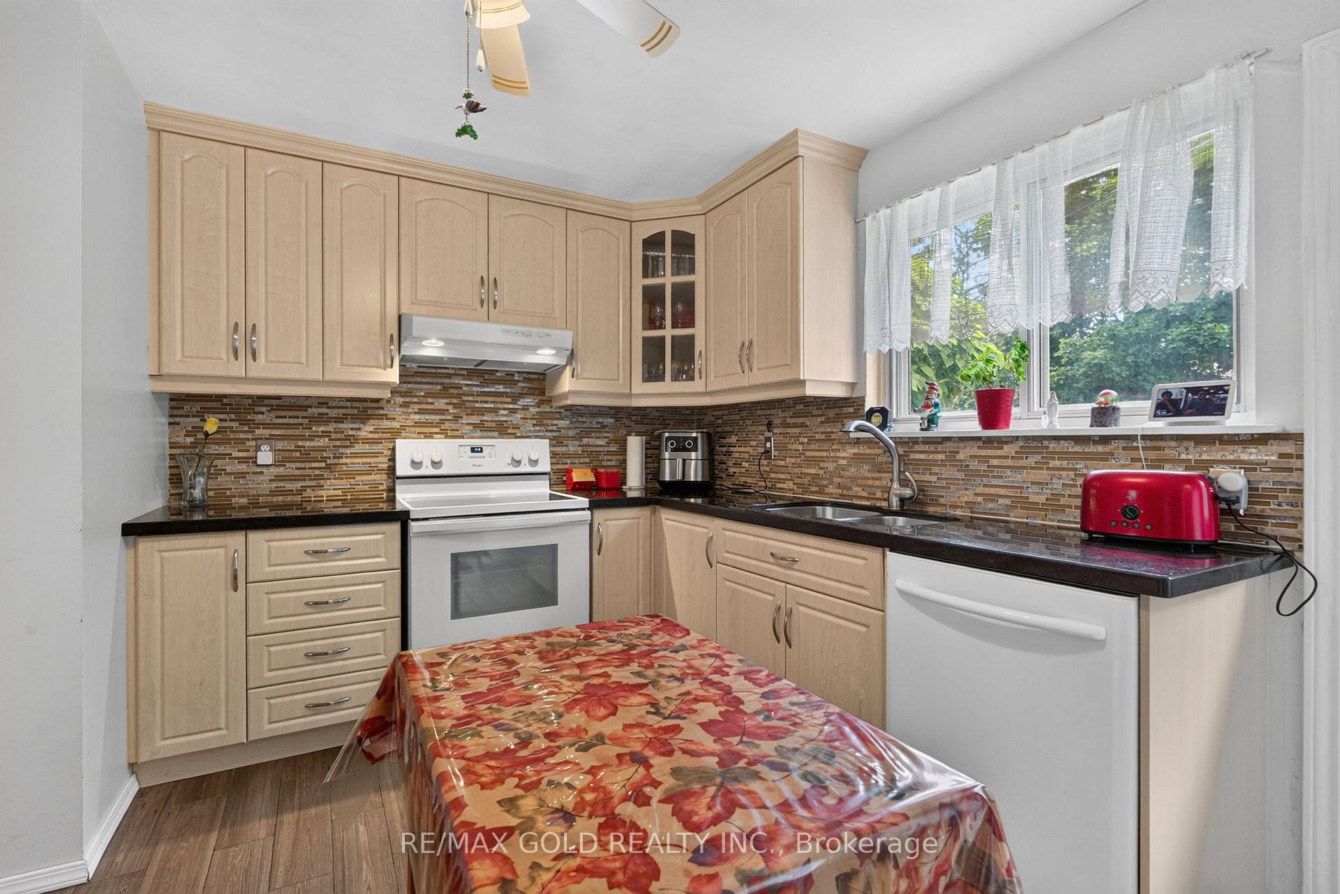 Photo 35 of 129 Folkstone Crescent, Brampton, Southgate — HOMEH