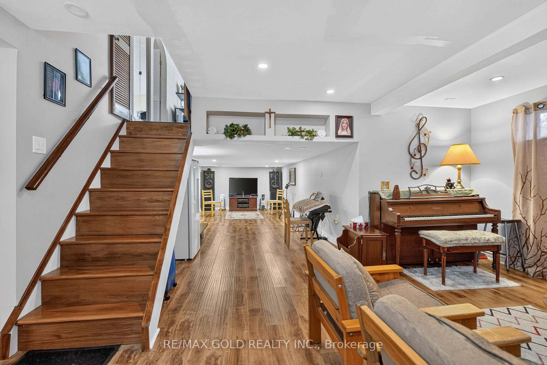 Photo 55 of 129 Folkstone Crescent, Brampton, Southgate — HOMEH