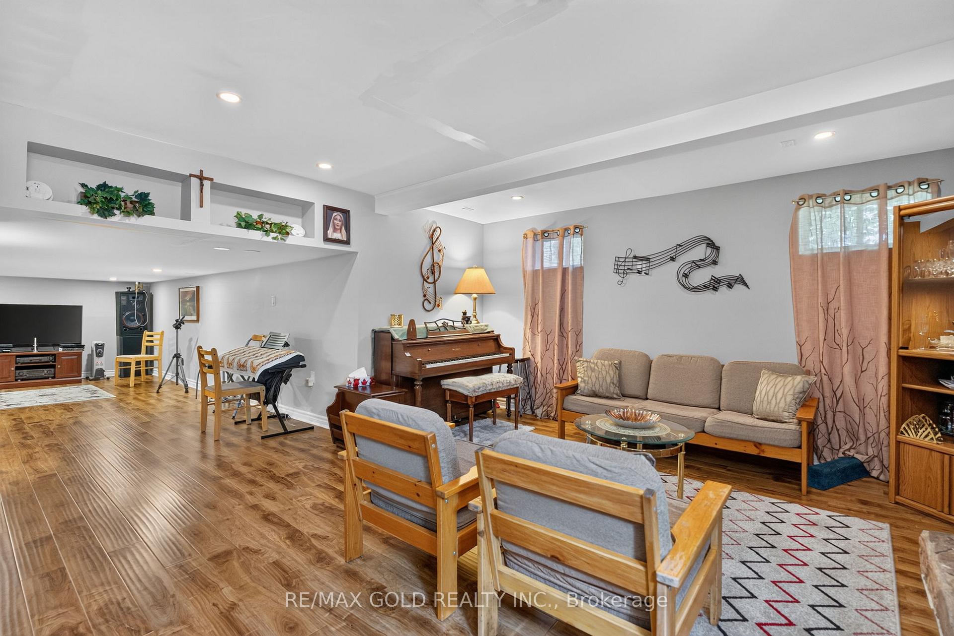 Photo 57 of 129 Folkstone Crescent, Brampton, Southgate — HOMEH