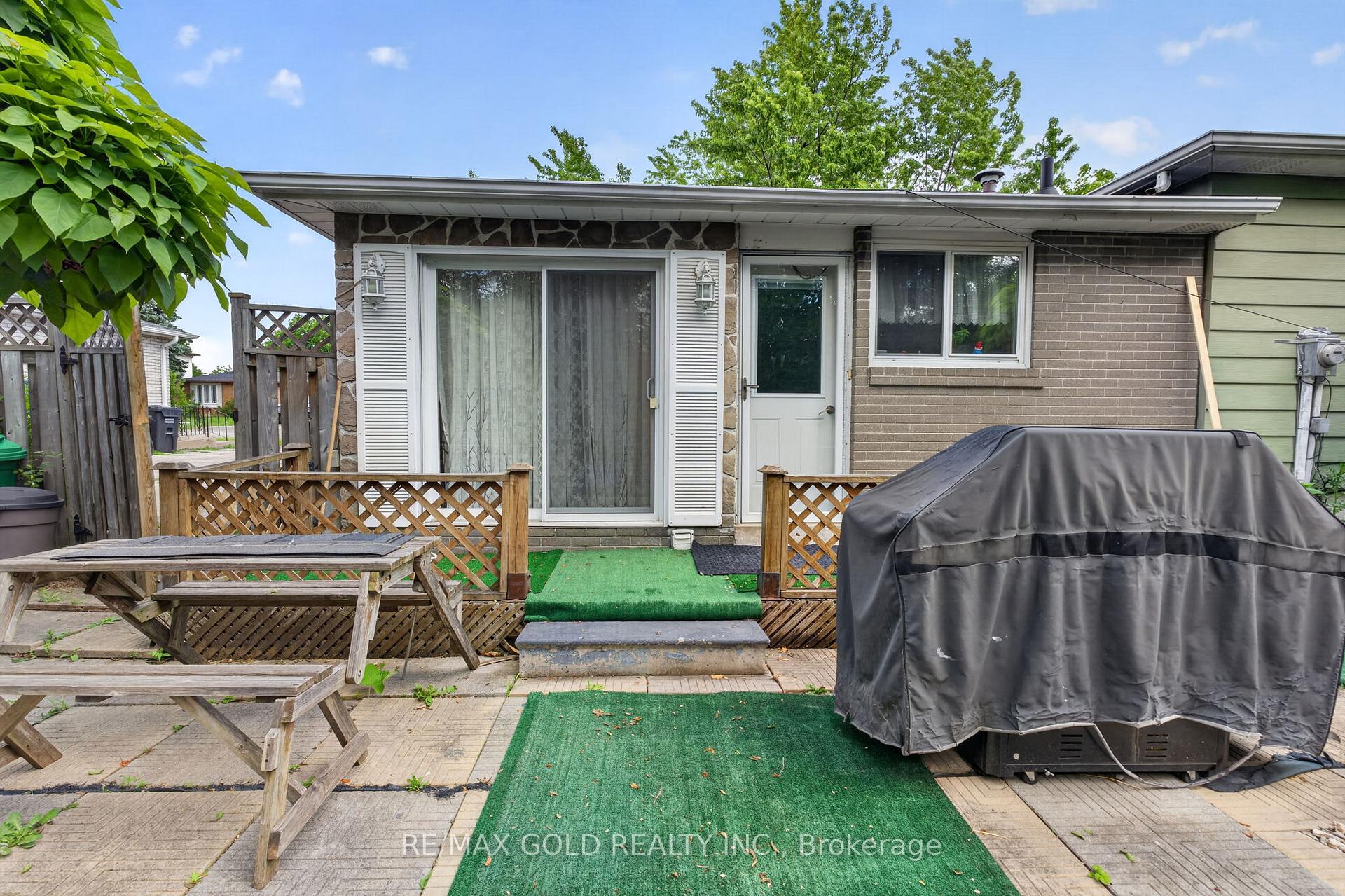 Photo 77 of 129 Folkstone Crescent, Brampton, Southgate — HOMEH