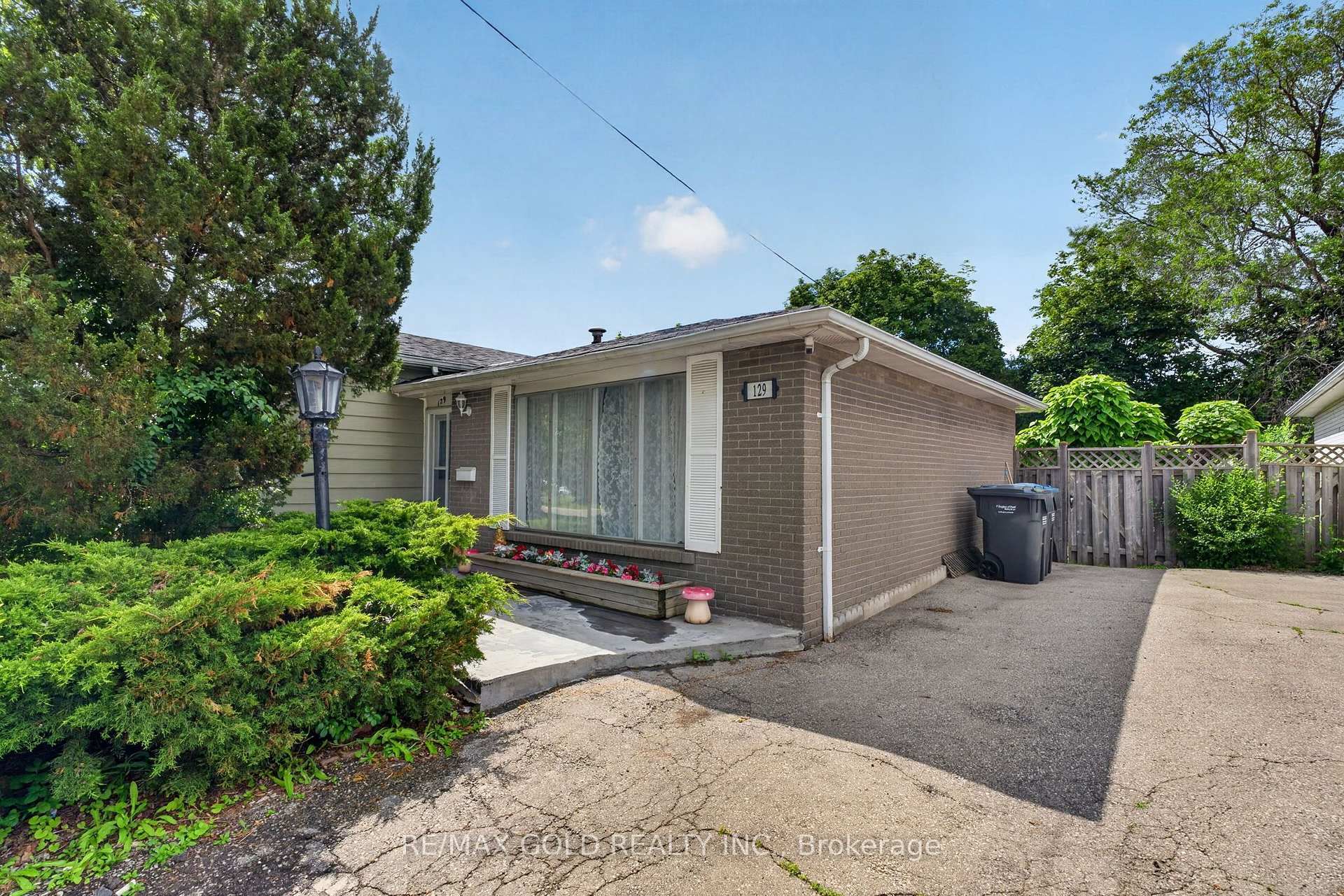 Photo 8 of 129 Folkstone Crescent, Brampton, Southgate — HOMEH
