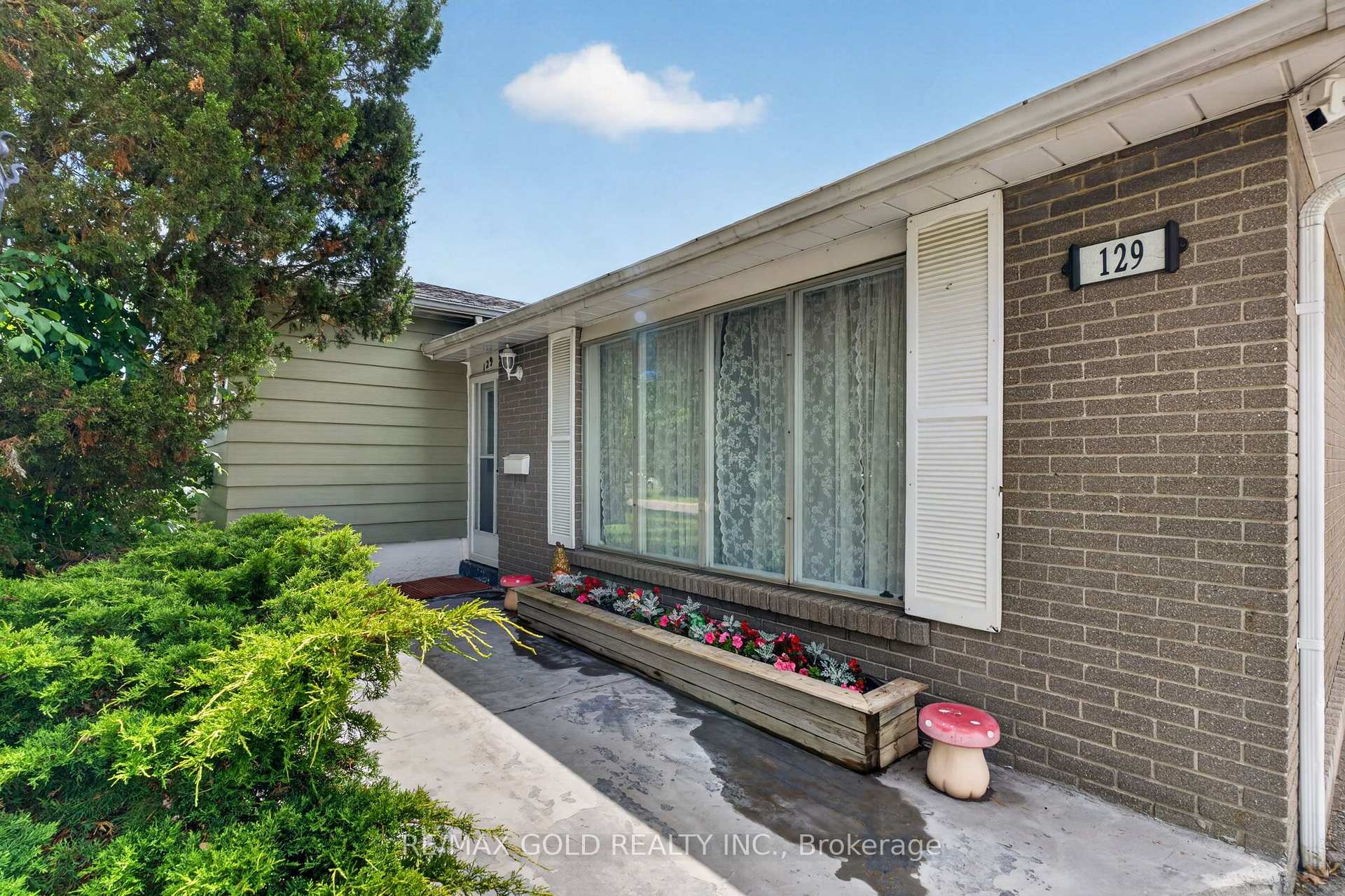 Photo 10 of 129 Folkstone Crescent, Brampton, Southgate — HOMEH
