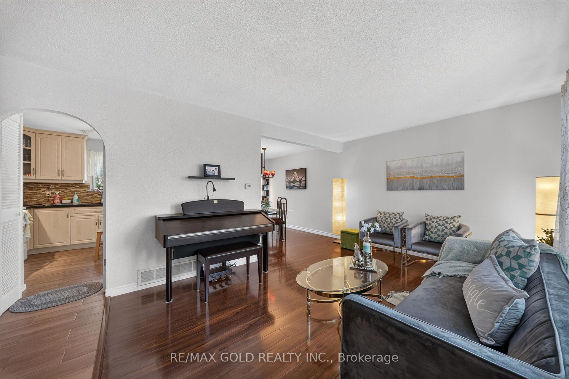 Photo 18 of 129 Folkstone Crescent, Brampton, Southgate — HOMEH