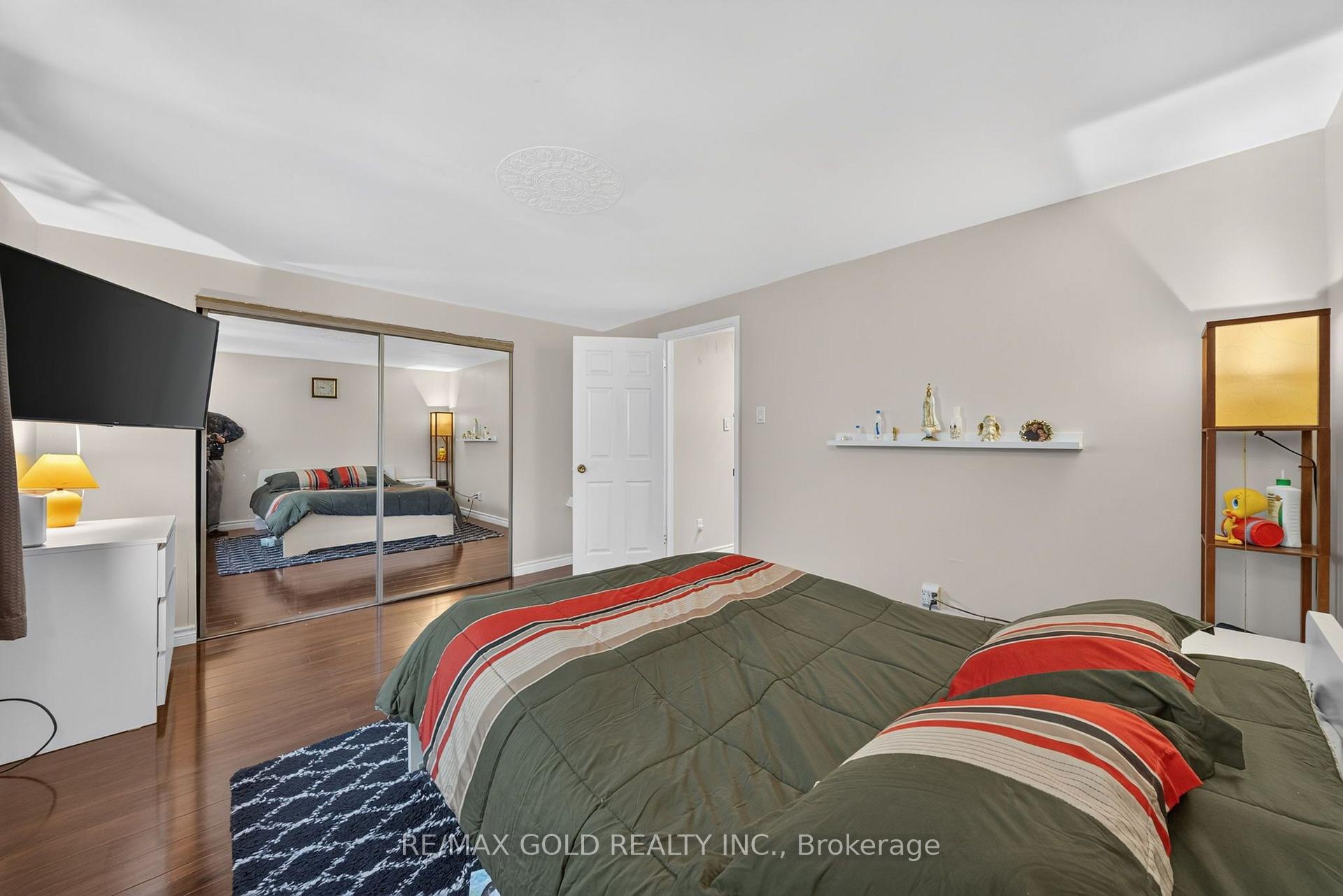 Photo 54 of 129 Folkstone Crescent, Brampton, Southgate — HOMEH