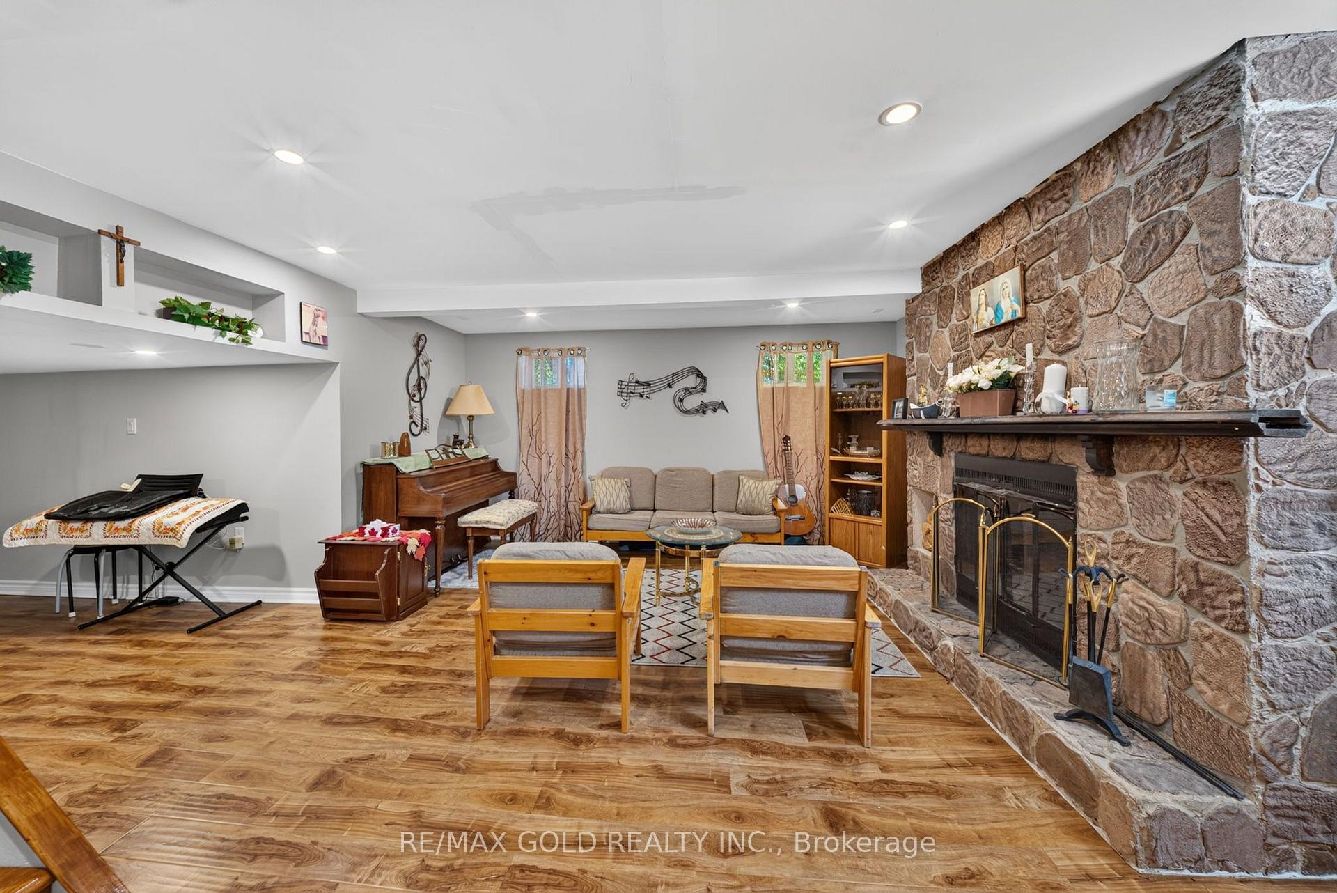 Photo 60 of 129 Folkstone Crescent, Brampton, Southgate — HOMEH