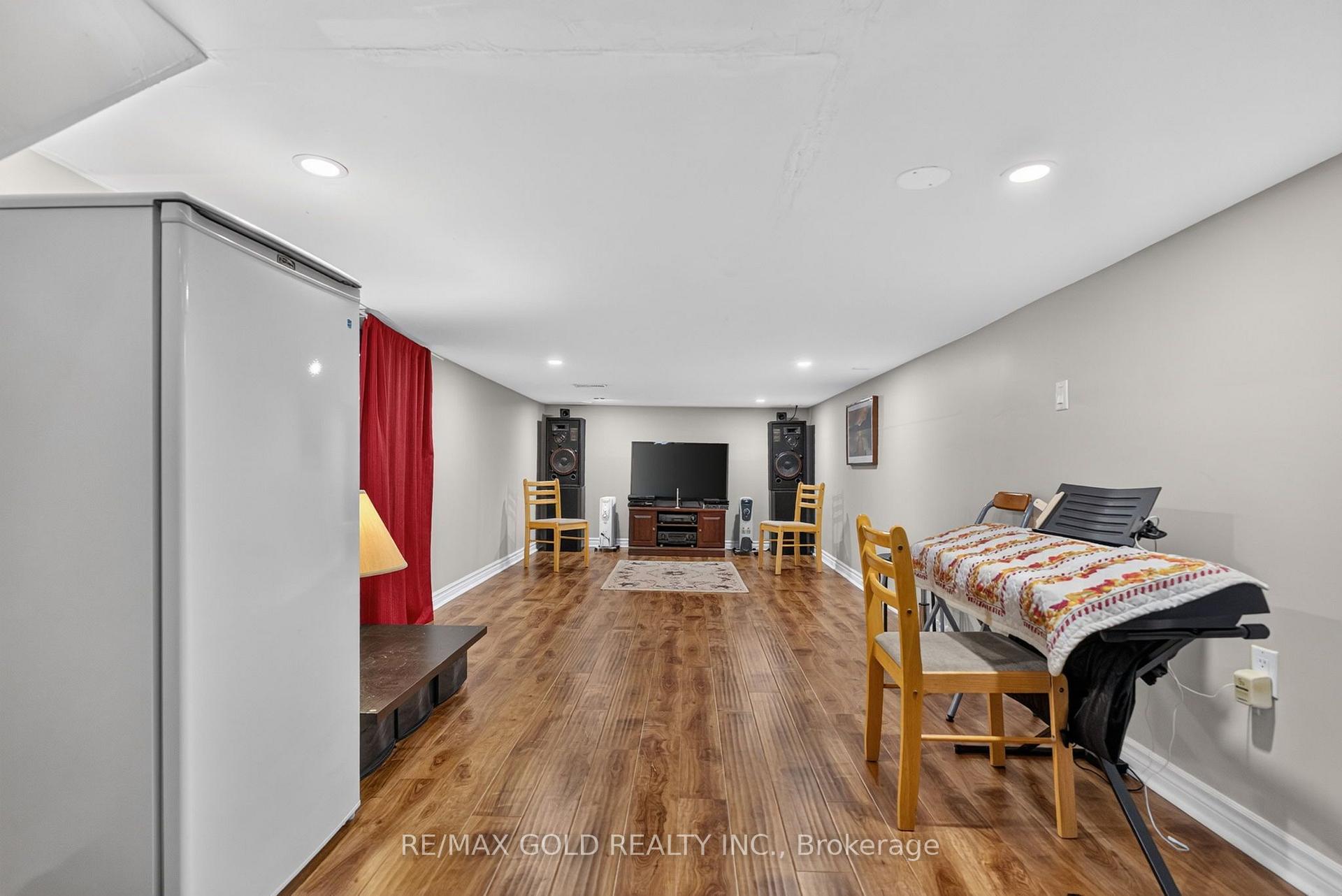Photo 66 of 129 Folkstone Crescent, Brampton, Southgate — HOMEH
