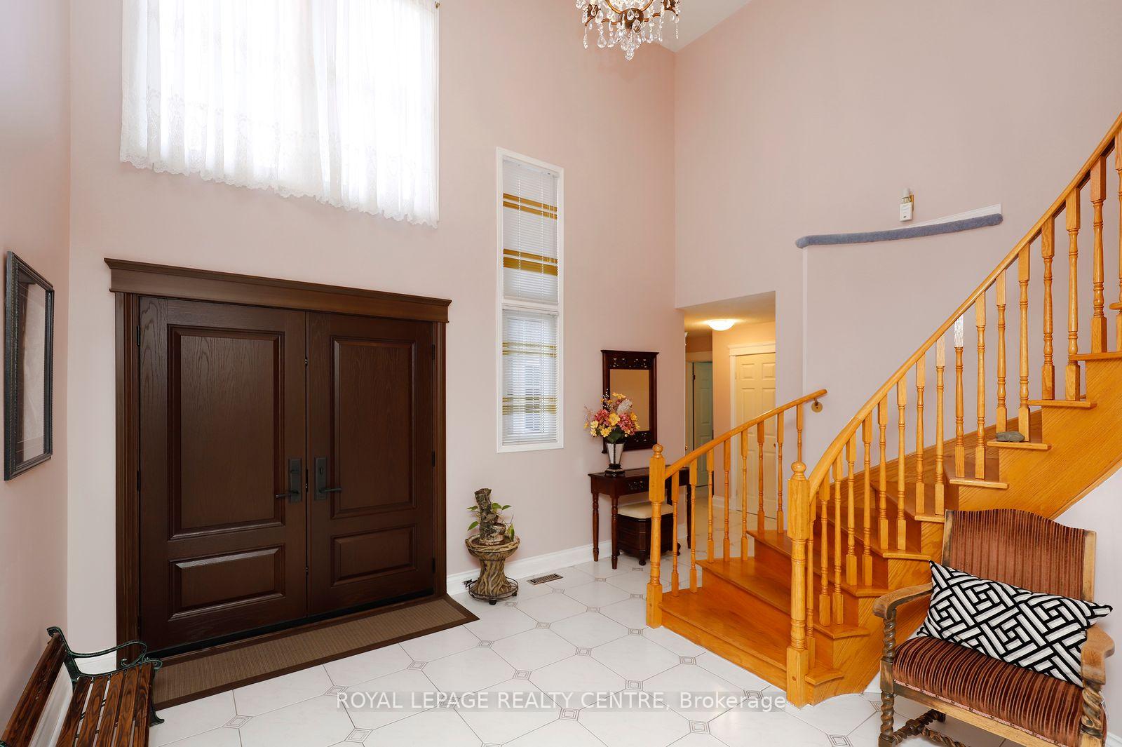 Photo 4 of 5680 Oldcastle Crescent, Mississauga, East Credit — HOMEH