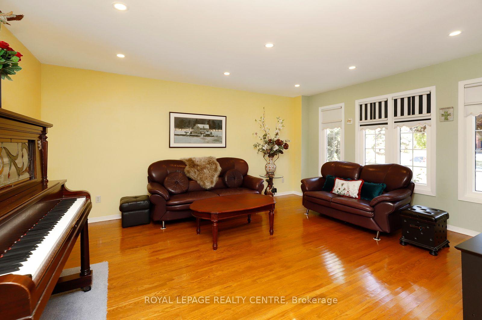 Photo 6 of 5680 Oldcastle Crescent, Mississauga, East Credit — HOMEH