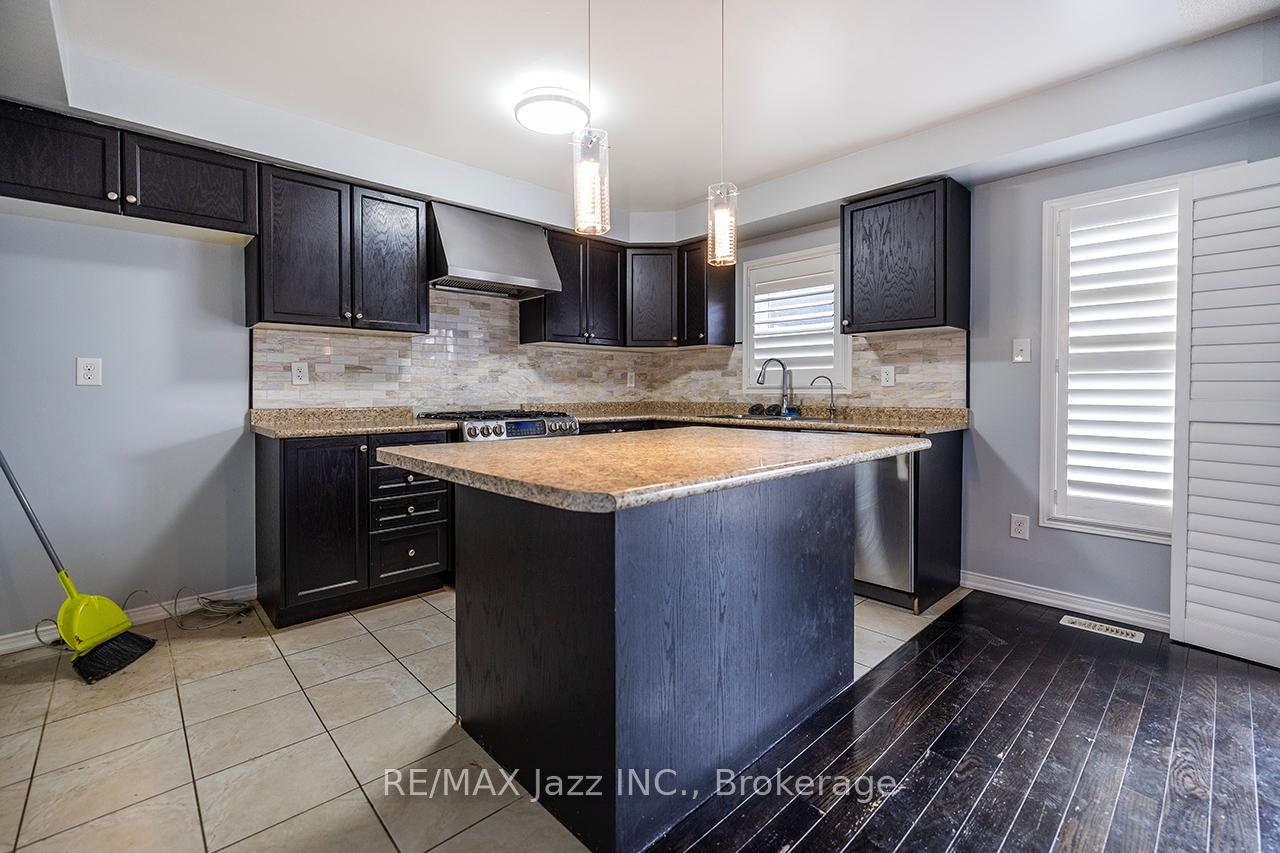Photo 17 of 30 Lloydminster Avenue, Ajax, Central East — HOMEH