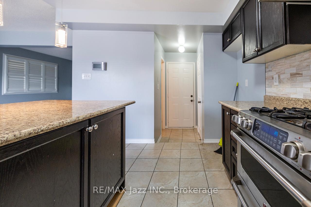 Photo 20 of 30 Lloydminster Avenue, Ajax, Central East — HOMEH