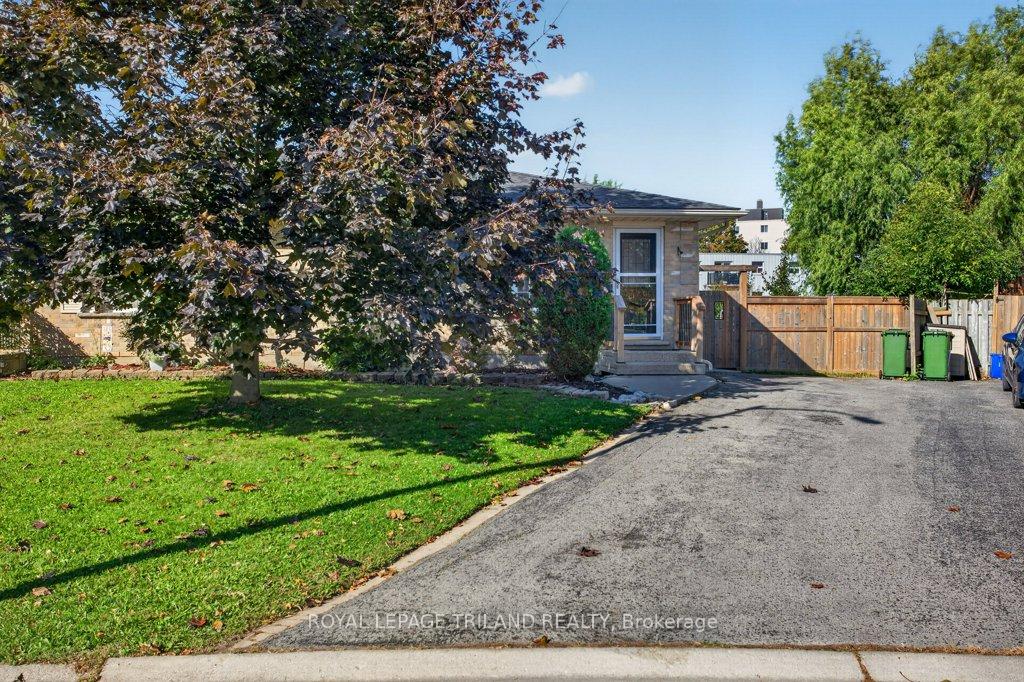 Photo 2 of 32 Sanders Court, St. Thomas — HOMEH