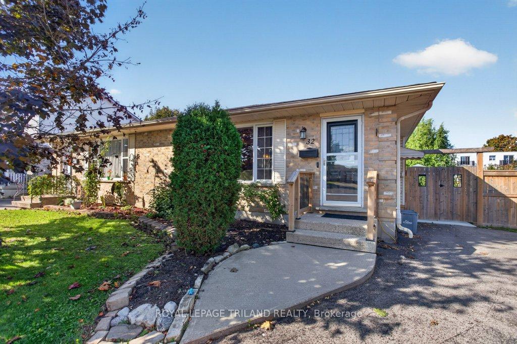 Photo 3 of 32 Sanders Court, St. Thomas — HOMEH
