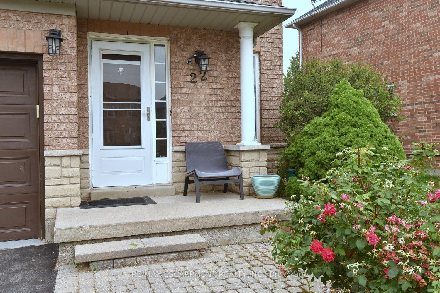 Photo 3 of 22 Moore Crescent, Hamilton, Ancaster — HOMEH