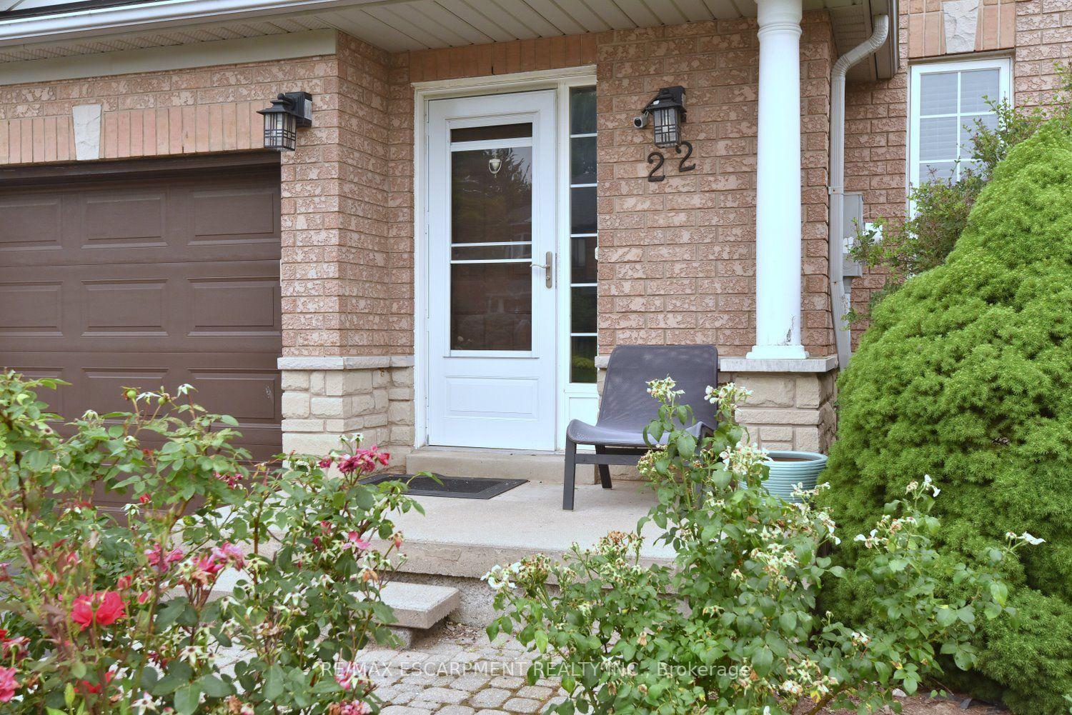 Photo 4 of 22 Moore Crescent, Hamilton, Ancaster — HOMEH