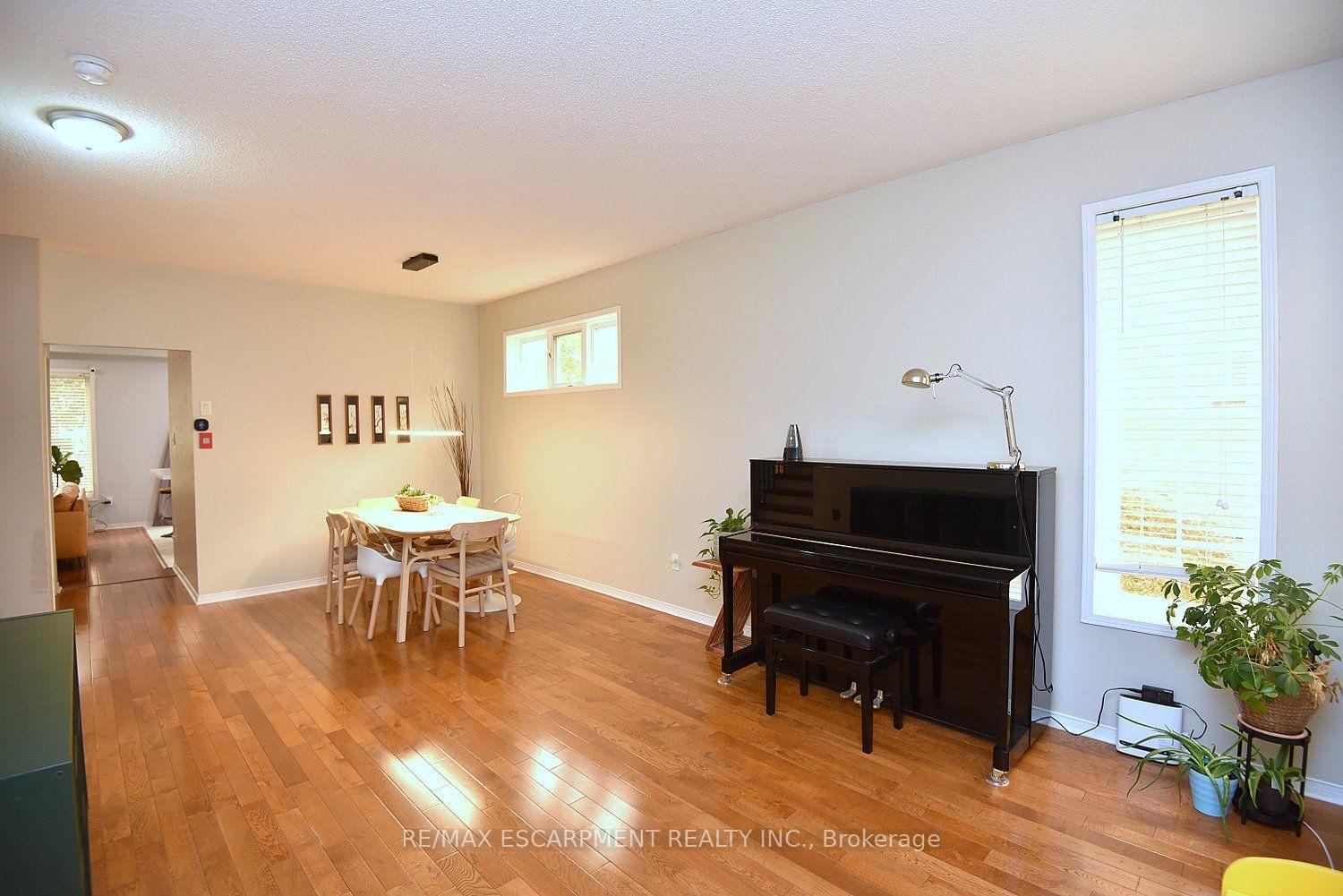 Photo 7 of 22 Moore Crescent, Hamilton, Ancaster — HOMEH