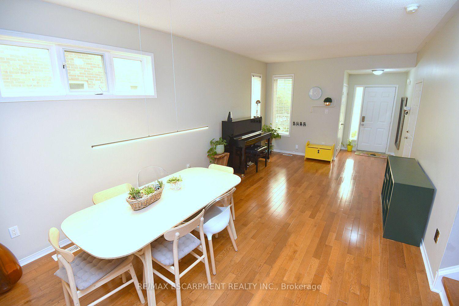 Photo 8 of 22 Moore Crescent, Hamilton, Ancaster — HOMEH