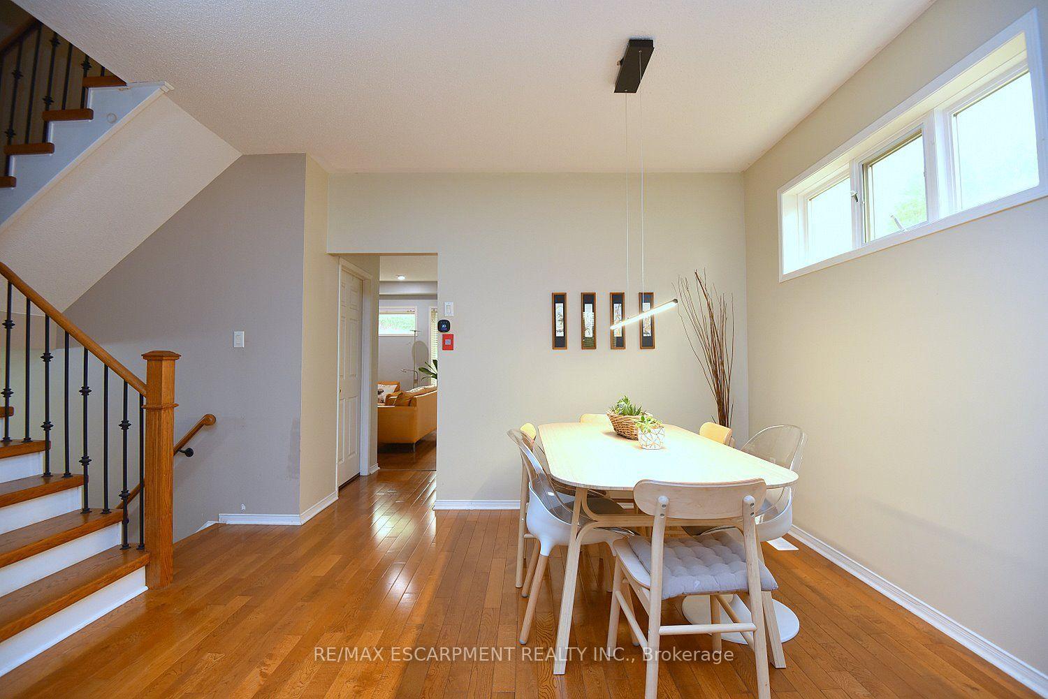 Photo 9 of 22 Moore Crescent, Hamilton, Ancaster — HOMEH