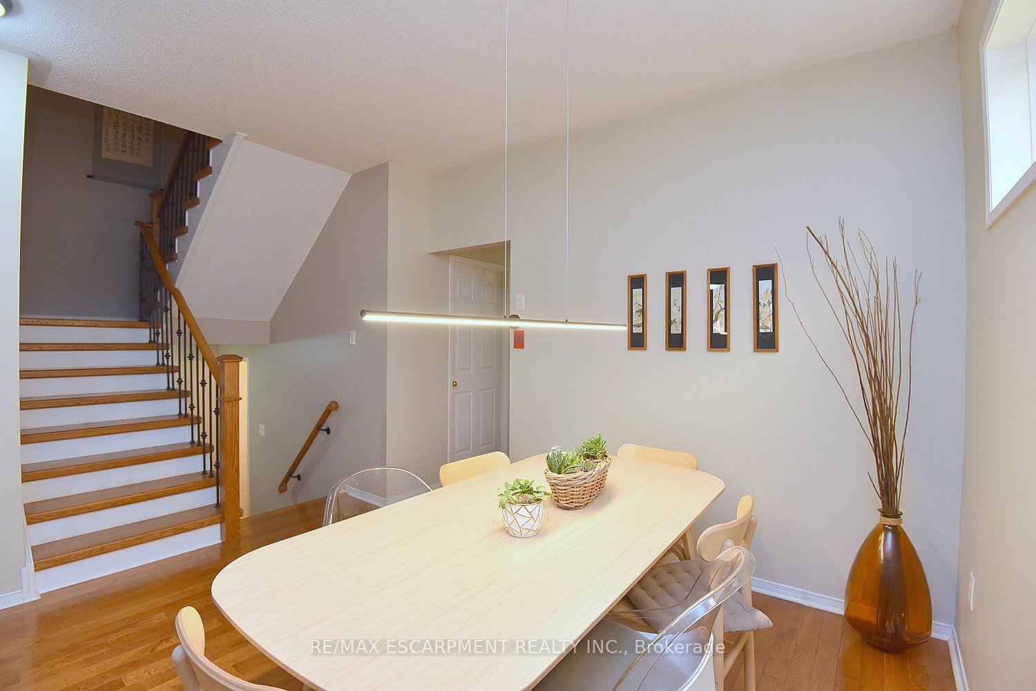 Photo 10 of 22 Moore Crescent, Hamilton, Ancaster — HOMEH