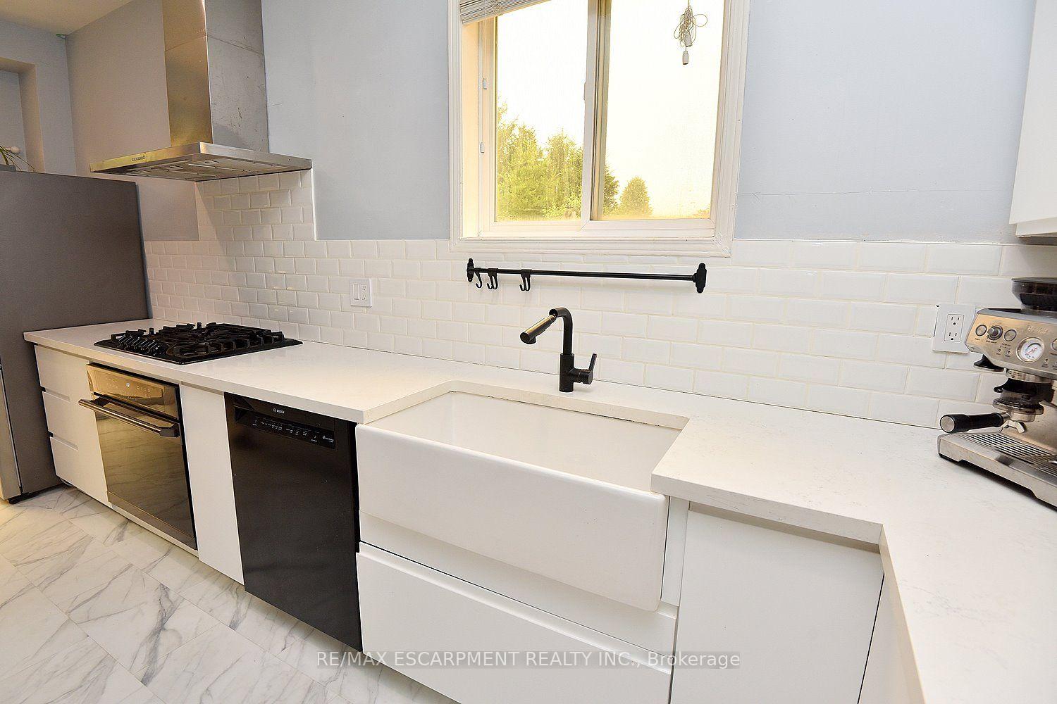 Photo 11 of 22 Moore Crescent, Hamilton, Ancaster — HOMEH
