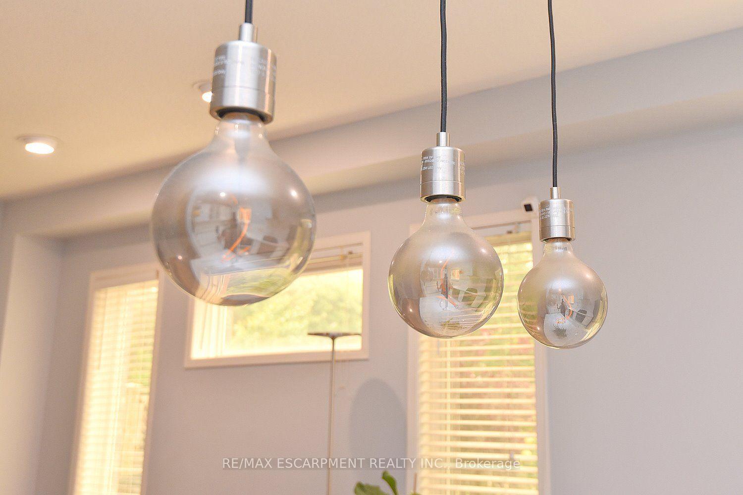 Photo 13 of 22 Moore Crescent, Hamilton, Ancaster — HOMEH