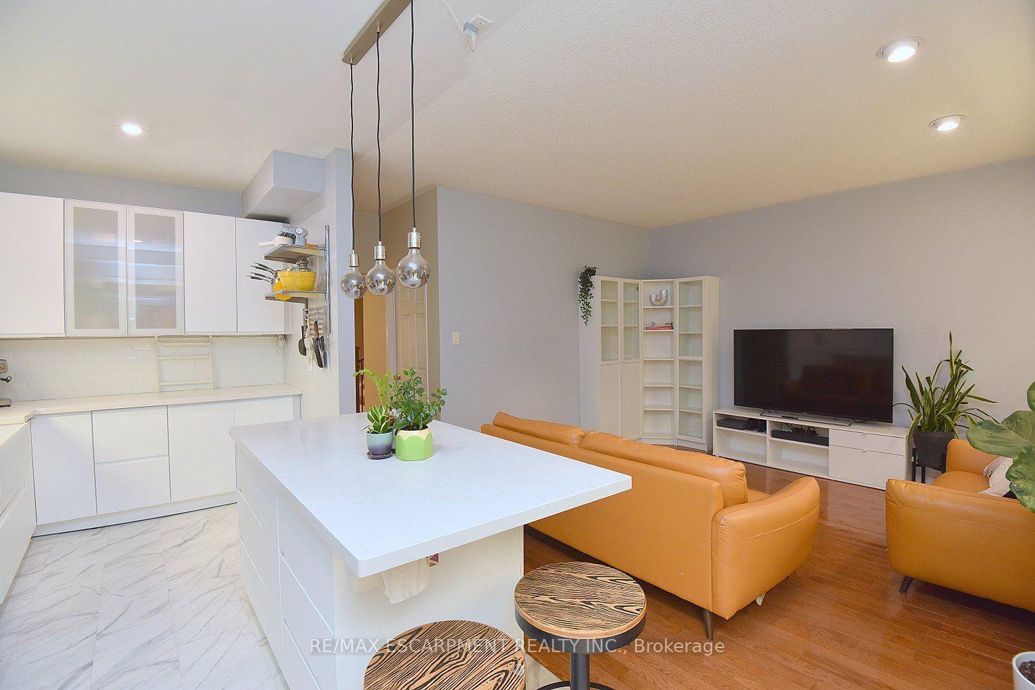 Photo 14 of 22 Moore Crescent, Hamilton, Ancaster — HOMEH