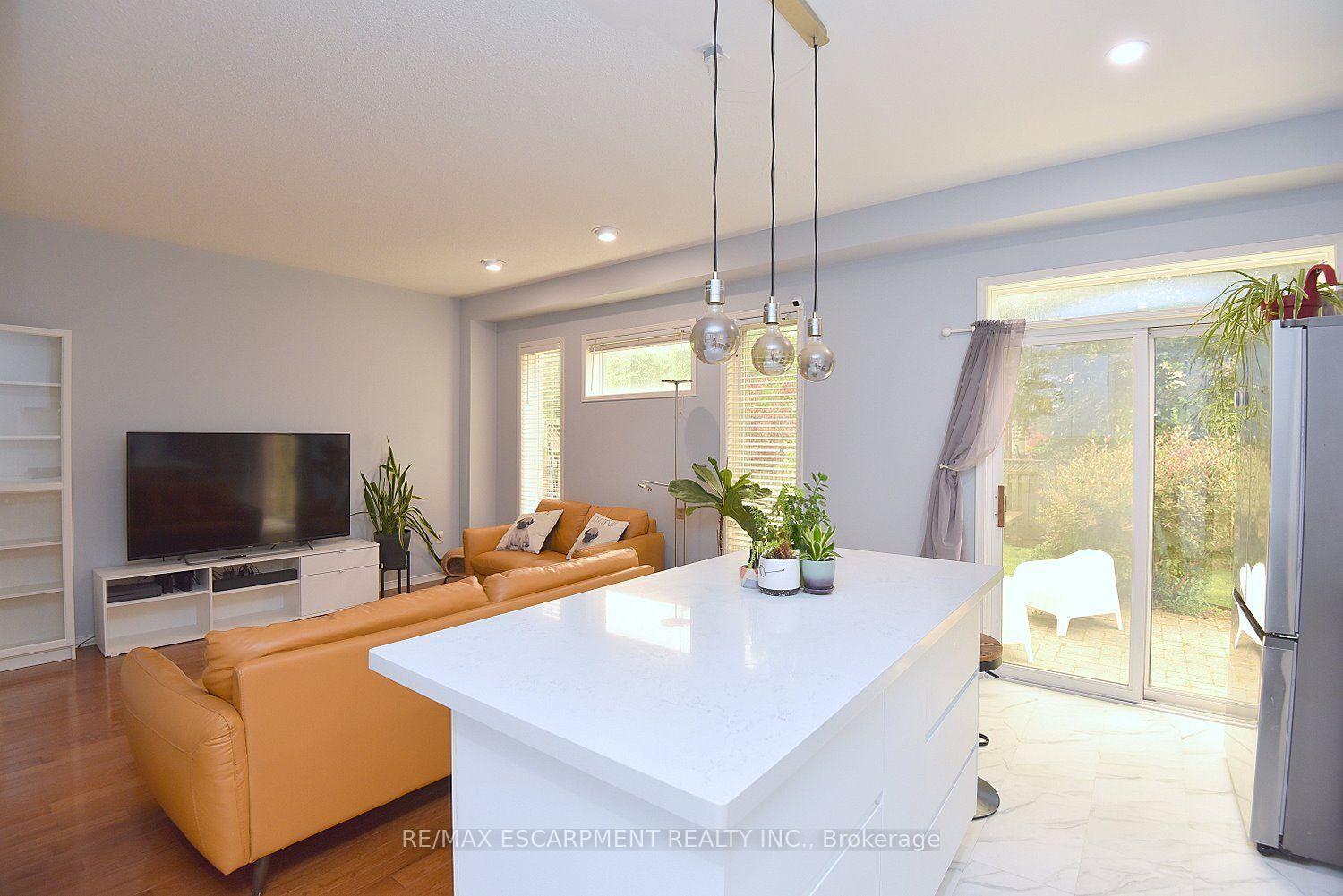 Photo 16 of 22 Moore Crescent, Hamilton, Ancaster — HOMEH